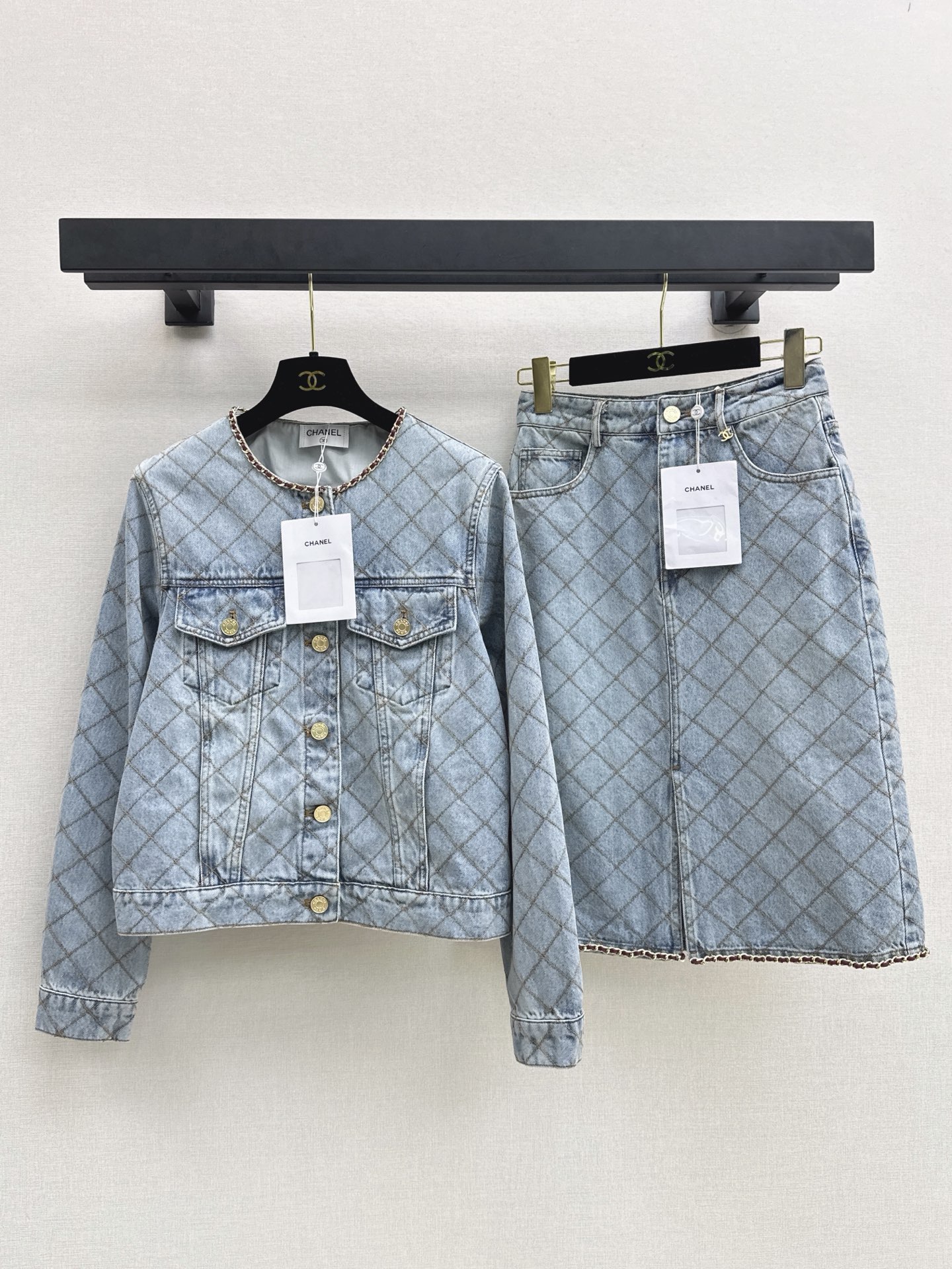 NO:934143,Coco Girl Outfit C Home 26Ss——Early Autumn’s latest heavy-duty embroidery rhombus embroidery denim jacket small coat contrasting color hand-made leather strap metal chain craft classic short version of the upper body slimming custom embroidery craft enzyme washed denim fabric Bai Fumei’s must-have item high weave count organic cotton denim texture is awesome nostalgic retro wash fashionable and advanced tone one color sml l,,chanel,jackets & coats,jackets & coats,19860909Coco女孩穿搭 C家 26Ss———早秋最新款重工刺绣菱格线绣牛仔夹克小外套撞色手工穿皮条金属链条工艺 经典小短款版型上身巨显瘦 定制刺绣工艺酵素洗水牛仔面料 白富美必入单品 高织数有机纯棉牛仔质感超赞 怀旧复古洗水时髦又高级的调调 一色sml l,,chanel,jackets & coats,jackets & coats,,Women's clothing