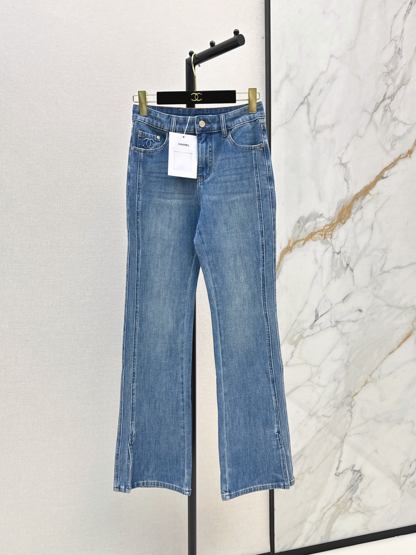 NO:934133,C's 26Ss————the latest light blue washed jeans in early autumn. The whole piece is three-dimensional. It is all-round and refined to be worn by celebrities. The upper body is super covered and slimming. The proportion of the legs is super stretched. It is a great item to match. It is simple. It has a refreshing and fashionable sense of high-end. It is elegant and fashionable in daily life. It is very versatile. The color is very beautiful. The fabric is high-end and texture. A must-have for dates and shopping. One color smlxlxxl,,chanel,jeans,19860909C家 26Ss————早秋最新款浅蓝色洗水牛仔裤 整件立体剪裁 全方位精致做明星穿搭 上身超级遮肉显瘦 超拉腿部比例 巨好搭配的单品 简简单单 穿出清爽时髦的高级感 日常优雅又时髦巨百搭 颜色很好看 面料高级又有质感 约会逛街必备 一色smlxlxxl,,chanel,jeans,,Women's clothing