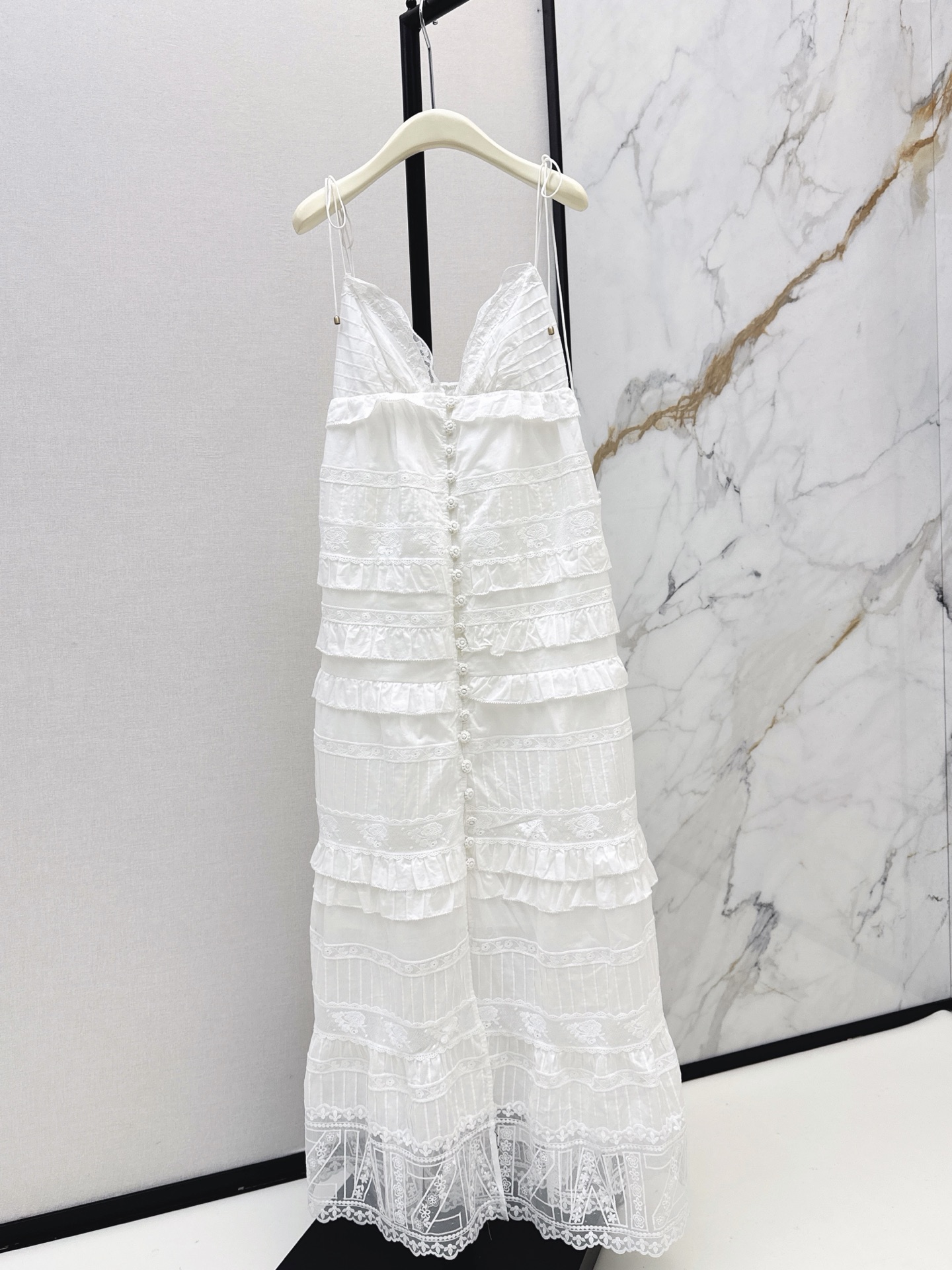 NO:934123,Exclusive first release of Zimmen-M 26Ss - the latest spring and summer style elegant long suspender dress with elegant and fresh holiday style. Elegant pattern embroidery, romantic and elegant white and rich beauty must-have item. 100% cotton fabric. One color ready for sale smlxl l,,skirts,19860909独家首发 Zimmen-M 26Ss———春夏最新款度假风优雅长款吊带连衣裙淡雅清新的度假风气息 优雅图案刺绣浪漫优雅的白富美必备单品 百分百棉面料 一色现货发售smlxl l,,skirts,,Women's clothing