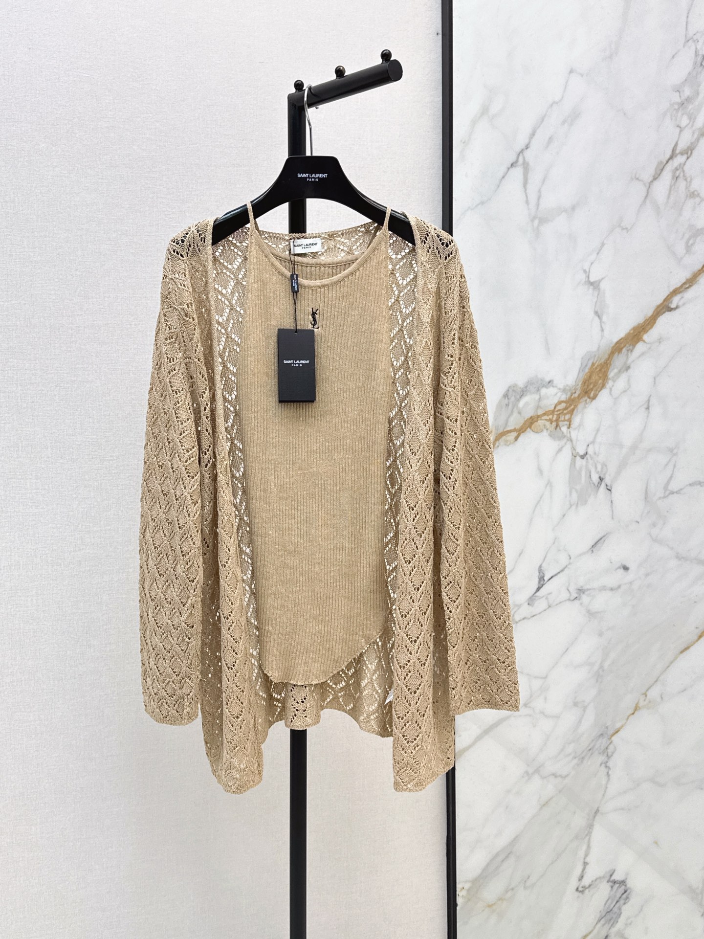 NO:934164,220SL 26Ss————The latest early autumn knitted two-piece set is very practical and can be worn separately. Hollow knitted cardigan + suspenders. Very versatile and especially beautiful. Two colors sml, loro piana,19860909220SL 26Ss————早秋最新款针织两件套实穿度很高 也可以分开穿 镂空针织开衫 +吊带 非常百搭 特别好看 两色sml,,loro piana,,Women's clothing
