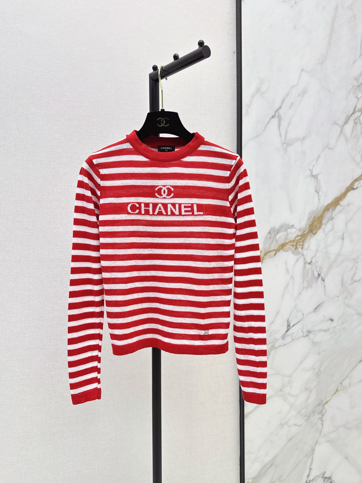 NO:934158,CD 26Ss————The latest early autumn long-sleeved sweater with logo lettering is simple and easy to wear. It goes well with pants or skirts. Classic loose fit design. The light yarn is not stuffy. Three-color sml,,skirts,19860909CD 26Ss————早秋最新款logo字母提织长袖针织衫简约又好穿 搭配裤子或者半裙都OK 经典宽松版型设计 轻薄的纱线不闷热 三色sml,,skirts,,Women's clothing