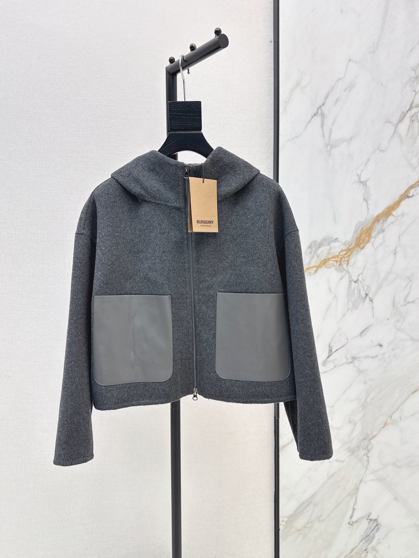 NO:934152,Bur 26Ss————The latest double-sided wool short hooded coat in autumn and winter, a high-end and versatile series. Customized double-sided logo wool nylon material with soft and delicate hand-made craftsmanship. Open-mold zipper pendant design. Classic H version. Not picky on the upper body. Super high-end, warm and slim. Four colors ready for sale. sml,, burberry, hats,19860909Bur 26Ss————秋冬最新款双面羊毛短款连帽大衣高级百搭系列 定制双面logo羊毛昵材质手感软糯细腻纯手工制作工艺 开模拉链挂坠设计 经典H版型不挑人上身超高级保暖又显瘦 四色现货发售sml,,burberry,hats,,Women's clothing