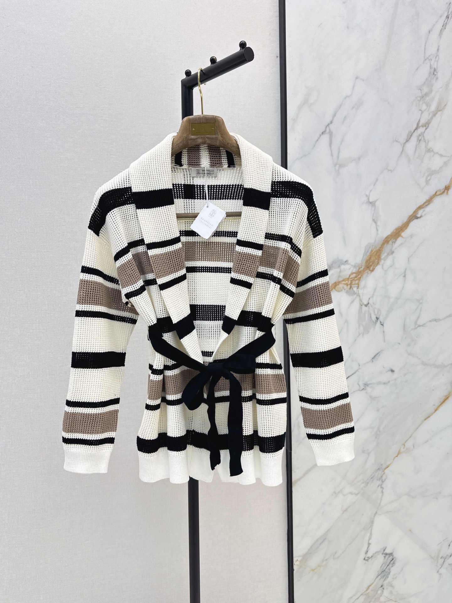 NO:934146,Old money style outfit Bc 26Ss - the latest early autumn contrast striped dropped shoulder lapel lace-up jacket with positioning and color matching stripes and hollow crafts Lazy and comfortable atmosphere Minimalist old money style Italian aesthetic color matching pure cotton yarn heavy industry luxury mysterious and noble Swiss weaving technology creates a low-key luxury high-level sense The style is casual and elegant The shape is not picky and super slim One color sml,,jackets & coats,19860909老钱风穿搭 Bc 26Ss———早秋最新款撞色条纹落肩翻领系带外套定位配色条纹缕空工艺 慵懒自在的氛围感 极简老钱风意大利美学配色纯棉纱线重工奢华神秘又高贵 瑞士机织工艺打造低调奢华的高级感 版型气质随性优雅 版型不挑人上身超显瘦 一色sml,,jackets & coats,,Women's clothing
