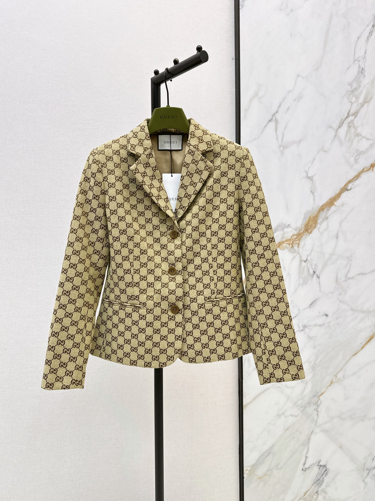 NO:934142,Gu 26Ss————The latest spring and summer double G jacquard lapel suit jacket. Retro modern temperament and high street fashion. The classic double-breasted H version is just right. It can be controlled by all kinds of body shapes. The customized fabric is very high-end and durable. The proper royal sister style upper body instantly enhances the temperament and is handsome and capable. A must-have for sweet and cool girls. One color sml,,jackets & coats,business suit,19860909Gu 26Ss————春夏最新款双G提花翻领西装外套 复古摩登气质高街时髦 经典双排扣H版型恰到好处 各种身材都可以驾驭 定制面料非常高级耐看 妥妥的御姐范儿上身秒抬气质且帅气干练 甜酷女孩必备款 一色sml,,jackets & coats,business suit,,Women's clothing