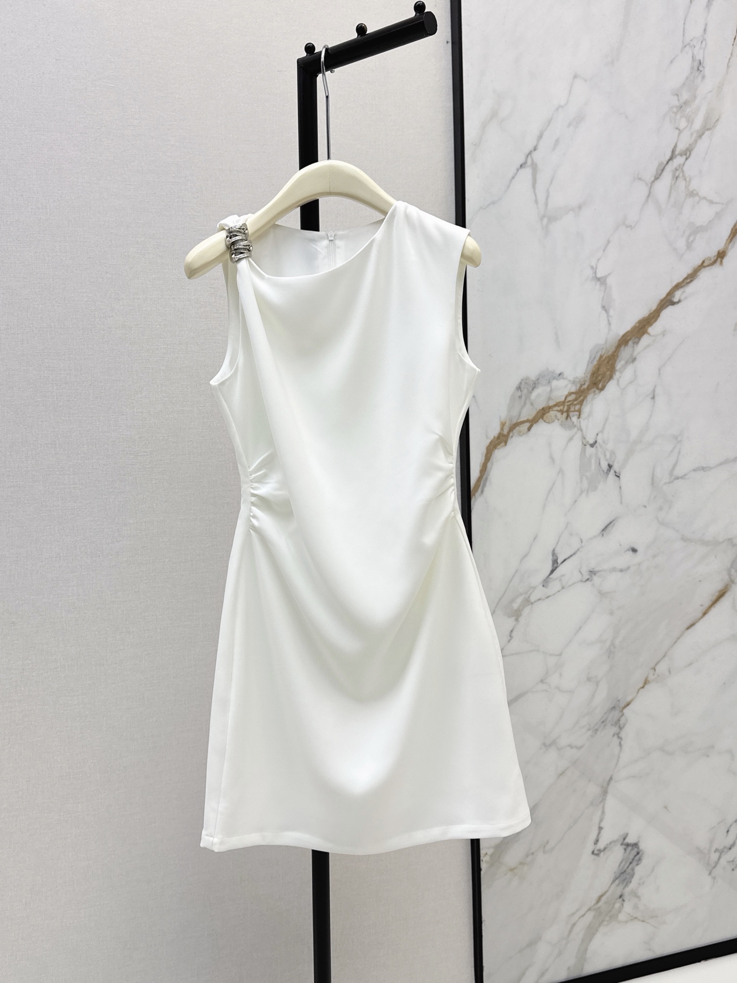 NO:934137,Fashionable design 26Ss————The latest light luxury metal-embellished sleeveless dress for spring and summer. Bevel-cut asymmetrical neckline design. One-side shoulder strap is embellished with exquisite diamond metal buckles to brighten the overall feeling in a low-key manner. The three-dimensional pinch pleat design on the waist cleverly hides the flesh of the waist and abdomen. It naturally forms smooth drape lines. The simple version has its own elegant and grand feeling. It can be easily used in daily or formal occasions. Two-color smlxl,,skirts,19860909时髦设计 26Ss————春夏最新款轻奢金属装饰无袖连衣裙 斜切不对称领口设计 单侧肩带点缀精致钻石金属扣低调提亮整体感觉 腰侧立体捏褶收腰设计 巧妙藏住腰腹肉肉 自然形成流畅垂坠线条 简约版型自带优雅大气感 日常或正式场合都能轻松驾驭 两色smlxl,,skirts,,Women's clothing