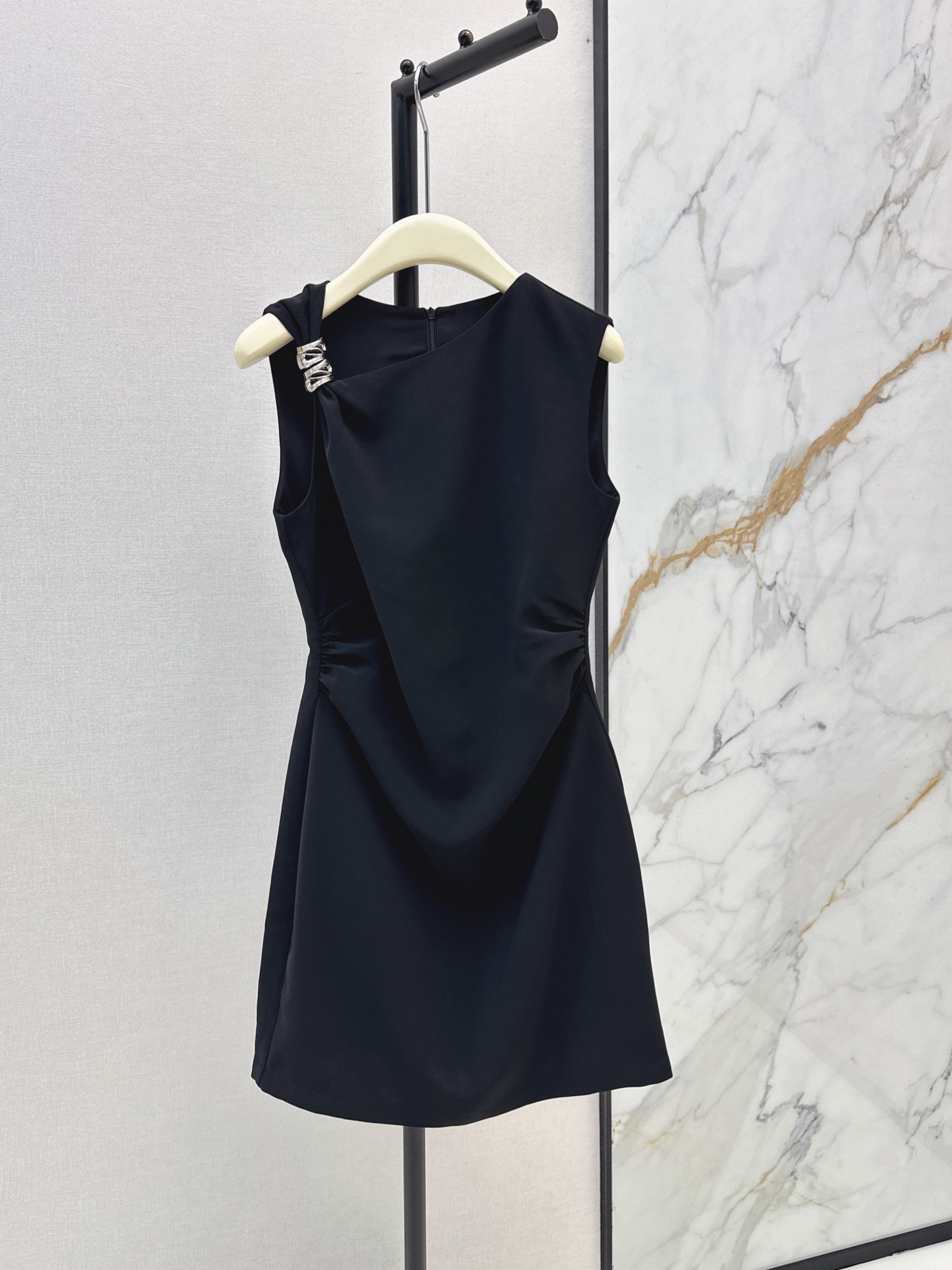 NO:934132,Fashionable small design 26Ss————The latest light luxury metal-embellished sleeveless dress for spring and summer. Bevel-cut asymmetrical neckline design. One-side shoulder strap is embellished with exquisite diamond metal buckles to low-key brighten the overall feeling. The three-dimensional pinch pleat design on the waist cleverly hides the flesh of the waist and belly. Naturally forming smooth drape lines. The simple version has a sense of elegance and grandeur. It can be easily used in daily or formal occasions. Two-color smlxl,,skirts,19860909时髦小设计 26Ss————春夏最新款轻奢金属装饰无袖连衣裙 斜切不对称领口设计 单侧肩带点缀精致钻石金属扣低调提亮整体感觉 腰侧立体捏褶收腰设计 巧妙藏住腰腹肉肉 自然形成流畅垂坠线条 简约版型自带优雅大气感 日常或正式场合都能轻松驾驭 两色smlxl,,skirts,,Women's clothing