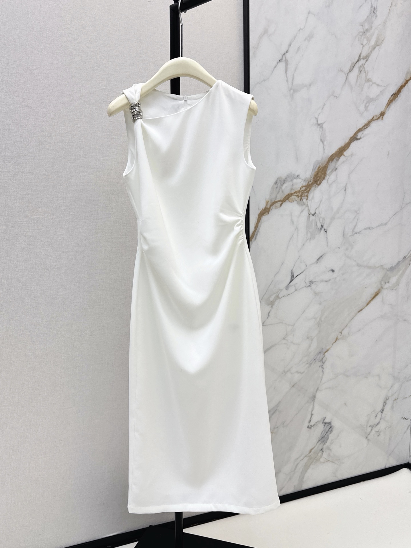 NO:934127,Fashionable design 26Ss————The latest light luxury metal-embellished sleeveless dress for spring and summer. Bevel-cut asymmetrical neckline design. One-side shoulder strap is embellished with exquisite diamond metal buckles to brighten the overall feeling in a low-key manner. The three-dimensional pinch pleat design on the waist cleverly hides the flesh of the waist and abdomen. It naturally forms smooth drape lines. The simple version has its own elegant and grand feeling. It can be easily used in daily or formal occasions. Two-color smlxl,,skirts,19860909时髦设计 26Ss————春夏最新款轻奢金属装饰无袖连衣裙 斜切不对称领口设计 单侧肩带点缀精致钻石金属扣低调提亮整体感觉 腰侧立体捏褶收腰设计 巧妙藏住腰腹肉肉 自然形成流畅垂坠线条 简约版型自带优雅大气感 日常或正式场合都能轻松驾驭 两色smlxl,,skirts,,Women's clothing