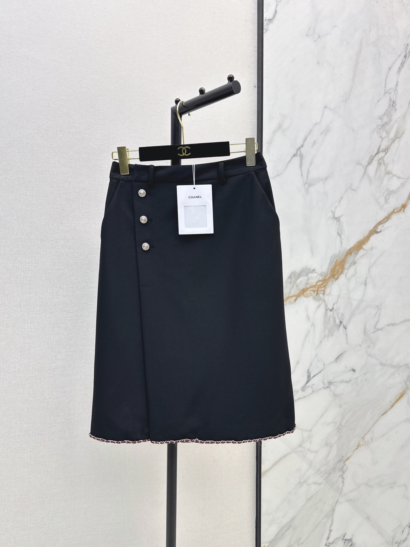 NO:934108,C home 26Ss————The latest early autumn catwalk show, the same versatile series of skirts. Simple and elegant, it is a super versatile minimalist style skirt. The side button design can also visually lengthen the proportion of the legs. The A-line tailoring version has no restrictions on the body shape. The knee-length length can also easily cover the flesh. One color sml l,,chanel,skirts,19860909C家 26Ss————早秋最新走秀同款百搭款系列半裙 简洁大气 是超级百搭的极简风半裙了 侧边排扣设计 在视觉上还可以拉长腿部比例视觉感 A字剪裁版型 对身材没有限制 过膝长度还可以轻松遮肉 一色sml l,,chanel,skirts,,Women's clothing