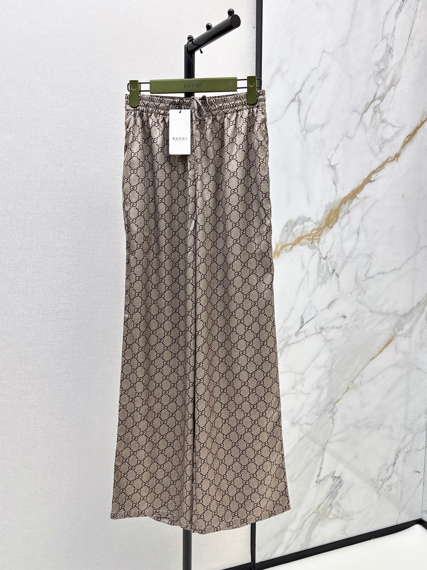 NO:934758,Gu 26Ss————The latest presbyopia printed trousers for early autumn. Classic gg pattern. Low-key luxury and high-end. Light and elegant home style. Lazy romantic vacation style. Recommended to match one color sml,,19860909Gu 26Ss————早秋最新款老花印花长裤 经典的gg图案 低调奢华高级 居家造型风轻盈高雅 慵懒的浪漫渡假风 推荐一套搭配 一色sml,,,Women's clothing