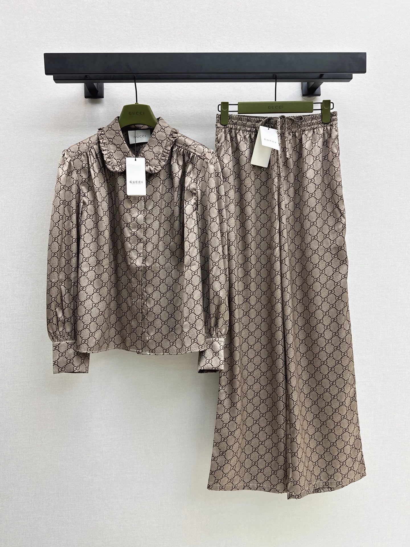 NO:934752,Gu 26Ss————The latest gg printed shirt in early autumn is low-key, luxurious and high-end. Classic gg printed pattern. Light and elegant home style. Lazy romantic holiday style. Recommended matching set. One color sml, shirts,19860909Gu 26Ss————早秋最新款gg印花衬衫低调奢华高级 经典的gg印花图案 居家造型风轻盈高雅 慵懒的浪漫渡假风 推荐一套搭配 一色sml,,shirts,,Women's clothing