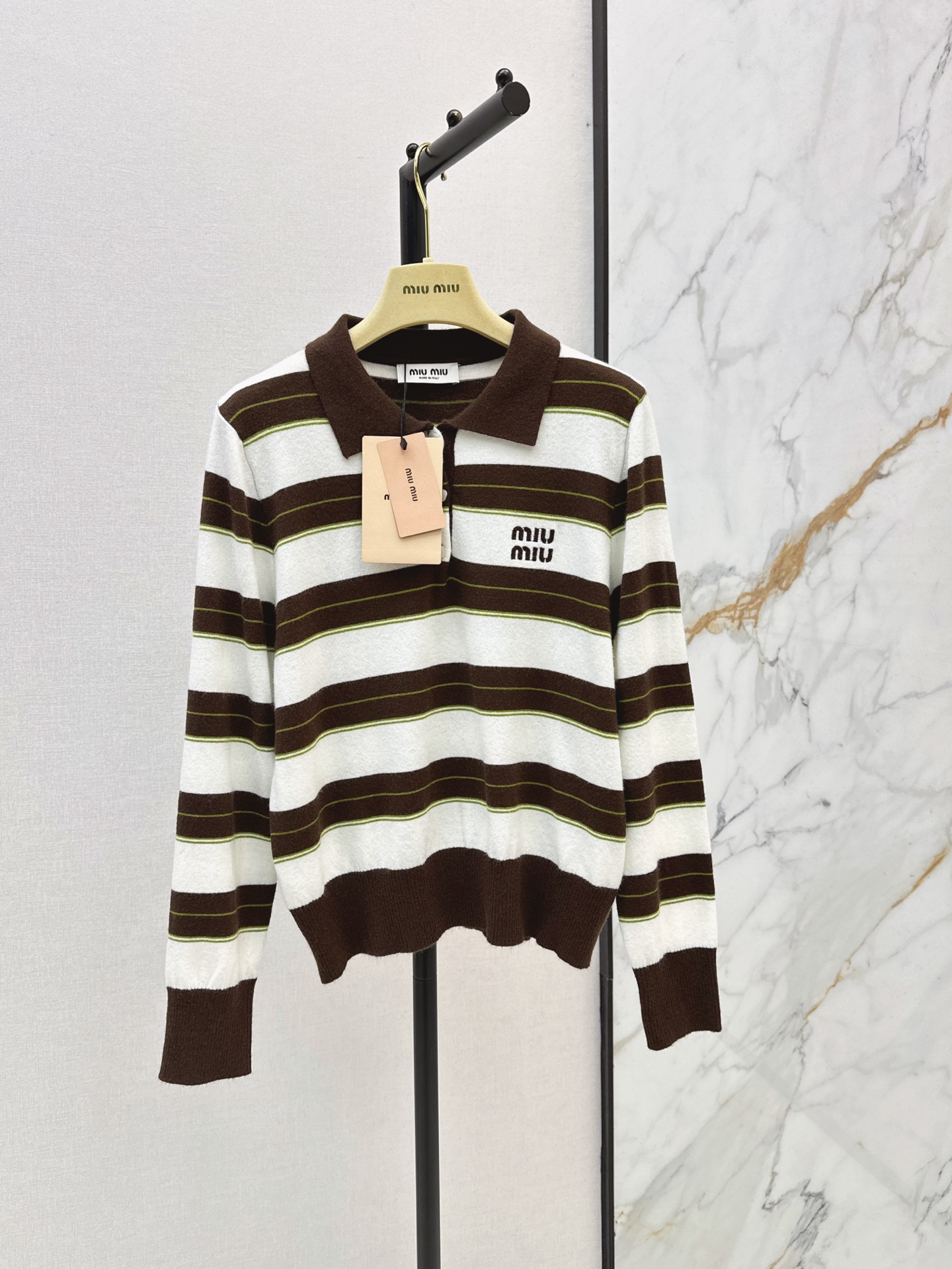 NO:934795,Miu 26Ss————The latest striped sweater in early autumn, soft knitted fabric, super comfortable to wear in spring and autumn, striped classic and versatile, POLO collar + chest logo embroidery, perfect details, long-sleeved design, can be worn for commuting and leisure, looks great with jeans or skirts, easy to switch styles, two colors sml,,miumiu,skirts,jeans,19860909Miu 26Ss————早秋最新款条纹针织衫柔软针织面料 春秋穿超舒服 条纹经典又百搭 POLO领+胸前Logo刺绣 细节满分 长袖设计 通勤休闲都能穿 搭牛仔裤或半裙都很出彩 轻松切换风格 两色sml,,miumiu,skirts,jeans,,Women's clothing