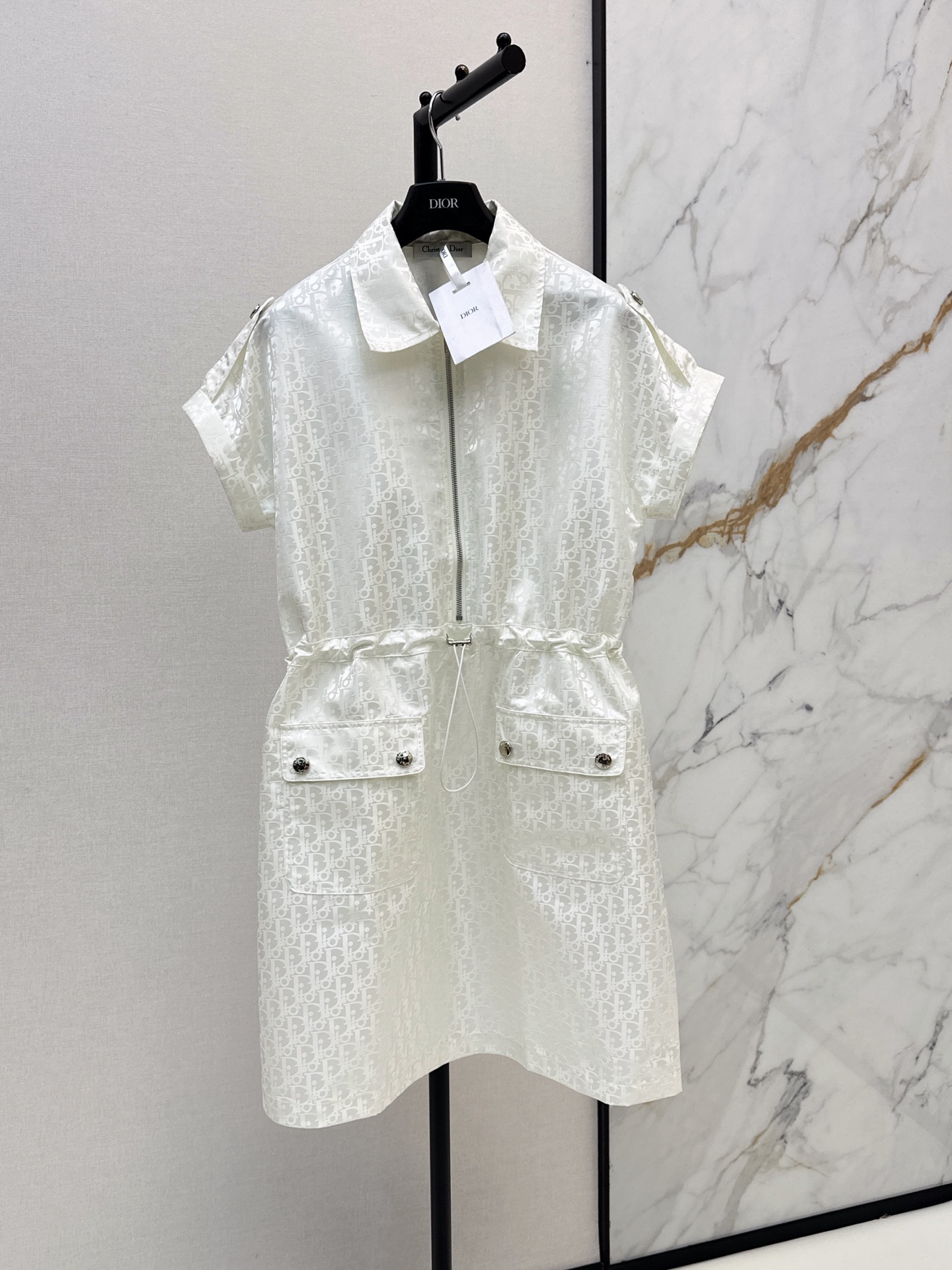 NO:934785,CD 26Ss————The latest early autumn logo jacquard lapel dress is a classic design. The upper body is exquisite and capable. It can be matched easily. The customized imported fabric is crisp and stylish. It is full of high-end and full of texture. Two-color sml,,skirts,19860909CD 26Ss————早秋最新款logo提花翻领连衣裙经典款设计 上身精致又干练得体 搭配起来随心应手 定制的进口面料挺括有型 满满的高级感 质感十足 两色sml,,skirts,,Women's clothing
