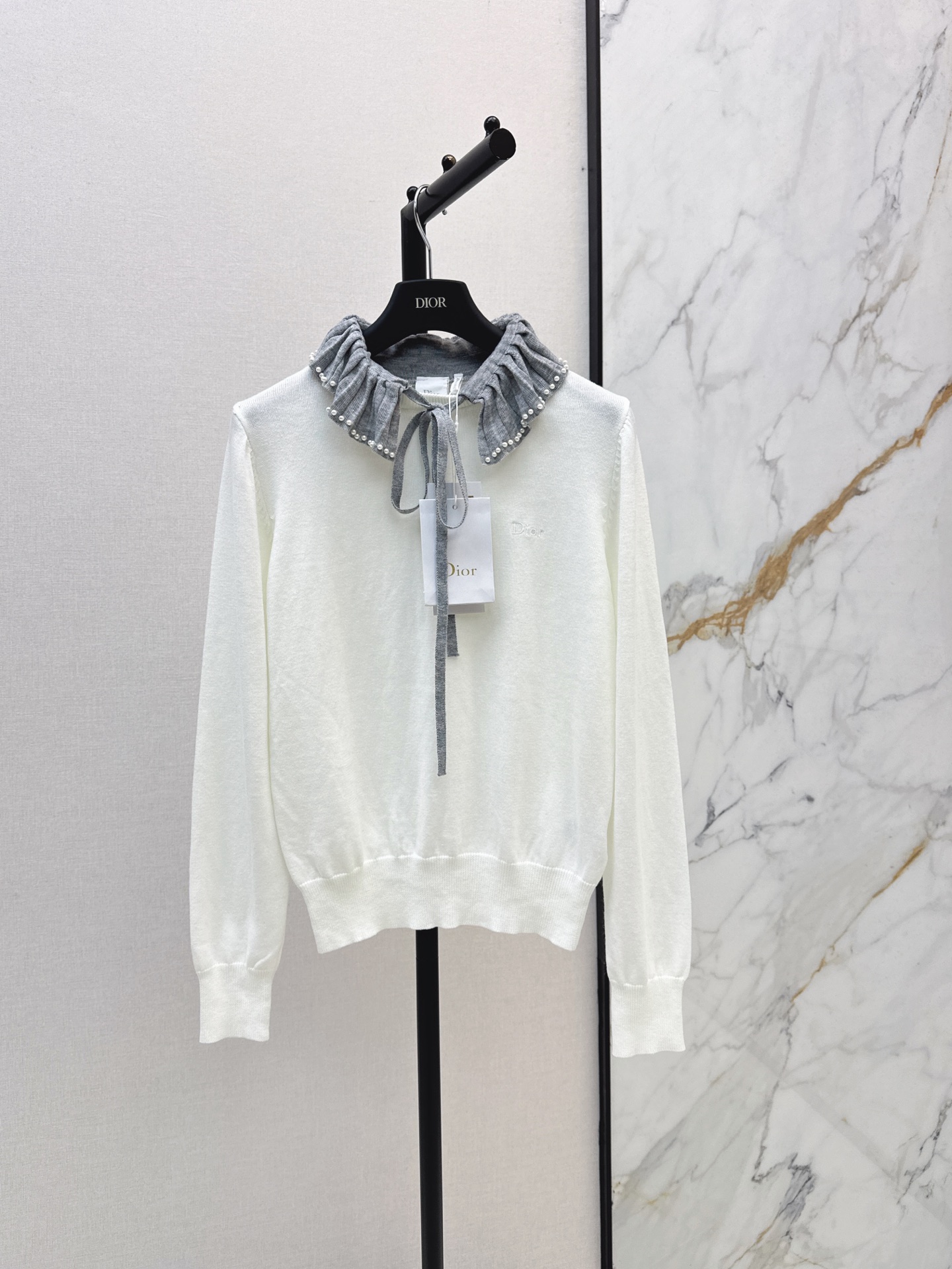 NO:934780,CD 26Ss————The latest early autumn contrast color pearl ruffle white knitted sweater neckline spliced ​​with gray ruffles, embellished with pearl beads, full of details, gray laces that can be tied with bows, fake two-piece layering effect, full of layering, the overall style is gentle and sweet, it looks great whether paired with skirts or jeans, it is easy to create a refined daily look, one color sml,,skirts,jeans,sweaters,19860909CD 26Ss————早秋最新款撞色珍珠荷叶边白色针织毛衣领口拼接灰色荷叶边 点缀珍珠钉珠 细节感满满 灰色系带可系蝴蝶结 假两件叠穿效果 层次感十足 整体风格温柔甜美 无论配半裙还是牛仔裤都很出彩 轻松打造精致日常look 一色sml,,skirts,jeans,sweaters,,Women's clothing
