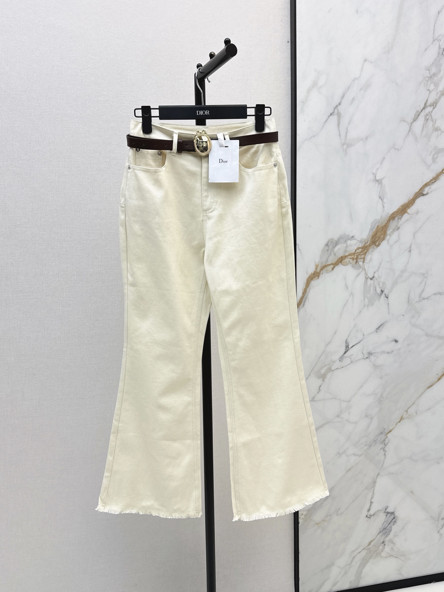 NO:934775,CD 26Ss————The latest belt-decorated jeans in early autumn are not picky about body shape requirements. The upper body is particularly good. The style of matching is also very versatile. Exquisite advanced customization. The rich texture of the fabric is awesome. Retro and elegant. The upper body is cool and handsome, age-reducing and fashionable. One color smlxl with belt,,jeans,19860909CD 26Ss————早秋最新款腰带装饰牛仔裤不挑剔身形要求 上身特别赞 搭配的风格也很通吃 精致高级定制 富有肌理感的面料质感超赞 复古优雅 上身酷帅减龄时髦精 一色smlxl 配腰带,,jeans,,Women's clothing
