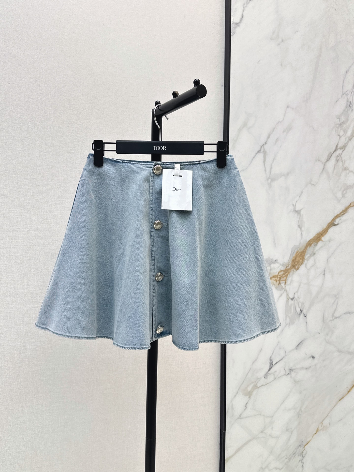 NO:934765,CD 26Ss————The latest elegant lady temperament denim suit for early autumn. Classic shape. I fell in love with it at first sight. The pattern design can well modify the neck line. The upper body temperament is immediately improved. Customized buttons. The pattern is very beautiful on the upper body. The color is super white. One color smlxl,,19860909CD 26Ss————早秋最新款优雅lady气质牛仔套装 经典造型 一眼就爱上了 版型设计能很好的修饰颈部线条 上身气质立马提升 定制纽扣 版型上身巨好看 颜色超显白 一色smlxl,,,Women's clothing