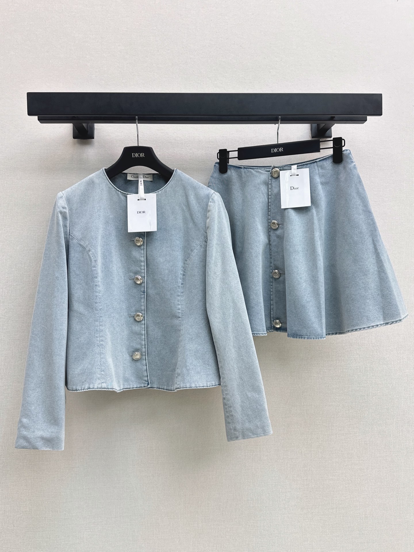NO:934760,CD 26Ss————The latest elegant lady-like denim suit for early autumn. Classic shape. I fell in love with it at first sight. The pattern design can well modify the neck line and instantly improve the temperament of the upper body. Customized buttons. The pattern is very beautiful on the upper body. The color is super white. One-color smlxl jackets, jackets & coats,19860909CD 26Ss————早秋最新款优雅lady气质牛仔套装 经典造型 一眼就爱上了 版型设计能很好的修饰颈部线条 上身气质立马提升 定制纽扣 版型上身巨好看 颜色超显白 一色smlxl 外套,,jackets & coats,,Women's clothing
