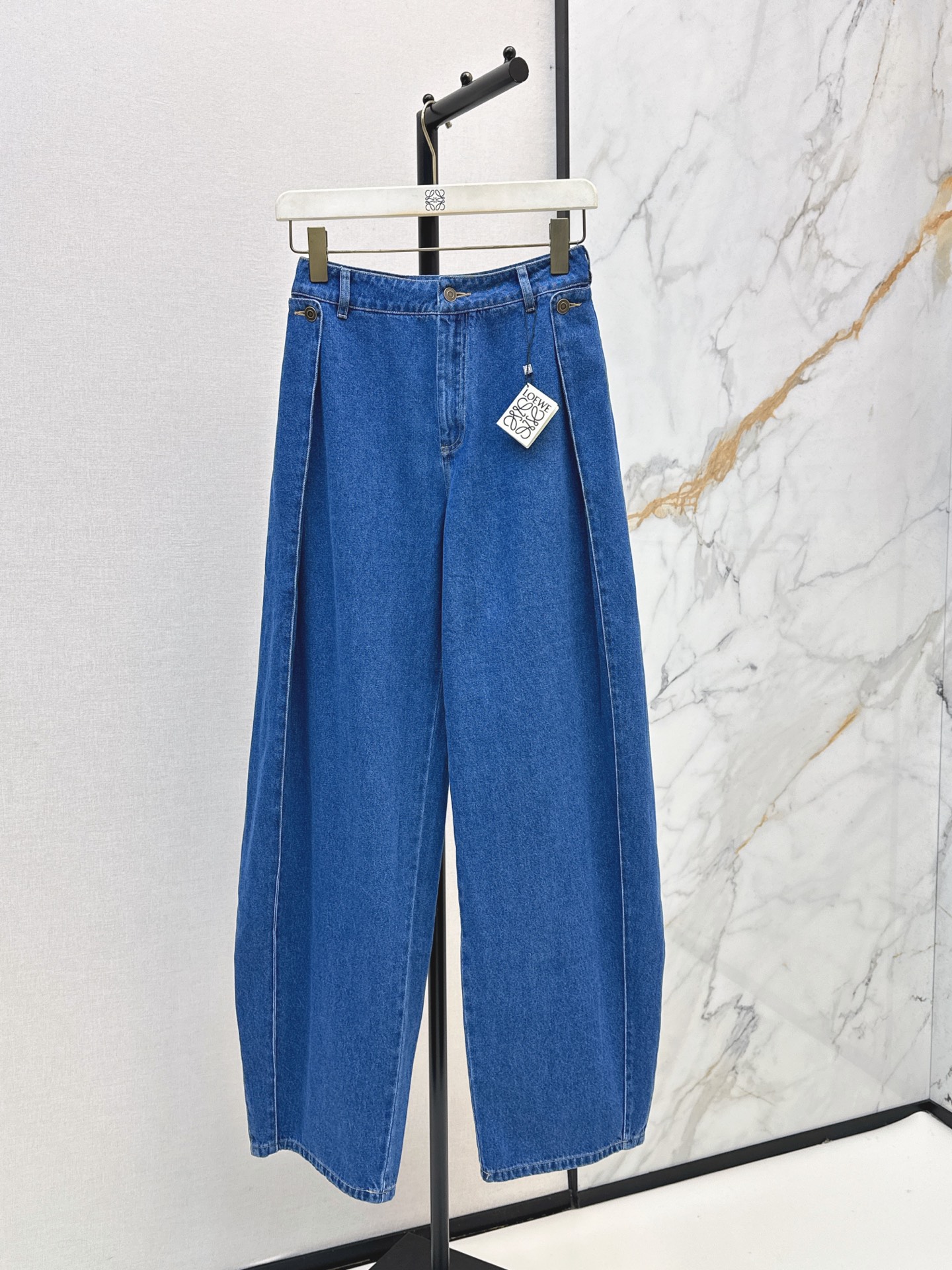 NO:934751,Loe 26Ss————The latest denim denim trousers for early autumn. Super fashionable. The upper body is cool and sassy with unique colors. The texture is delicate and the cotton feels natural. It has a muscular feel and is super beautiful. Recommended to match it. Two colors sml,,loewe,19860909Loe 26Ss————早秋最新款丹宁牛仔长裤 超时髦 个性色调上身又酷又飒爽 纹理细腻 棉感自然 有筋骨感超级漂亮 推荐一套搭配 两色sml,,loewe,,Women's clothing