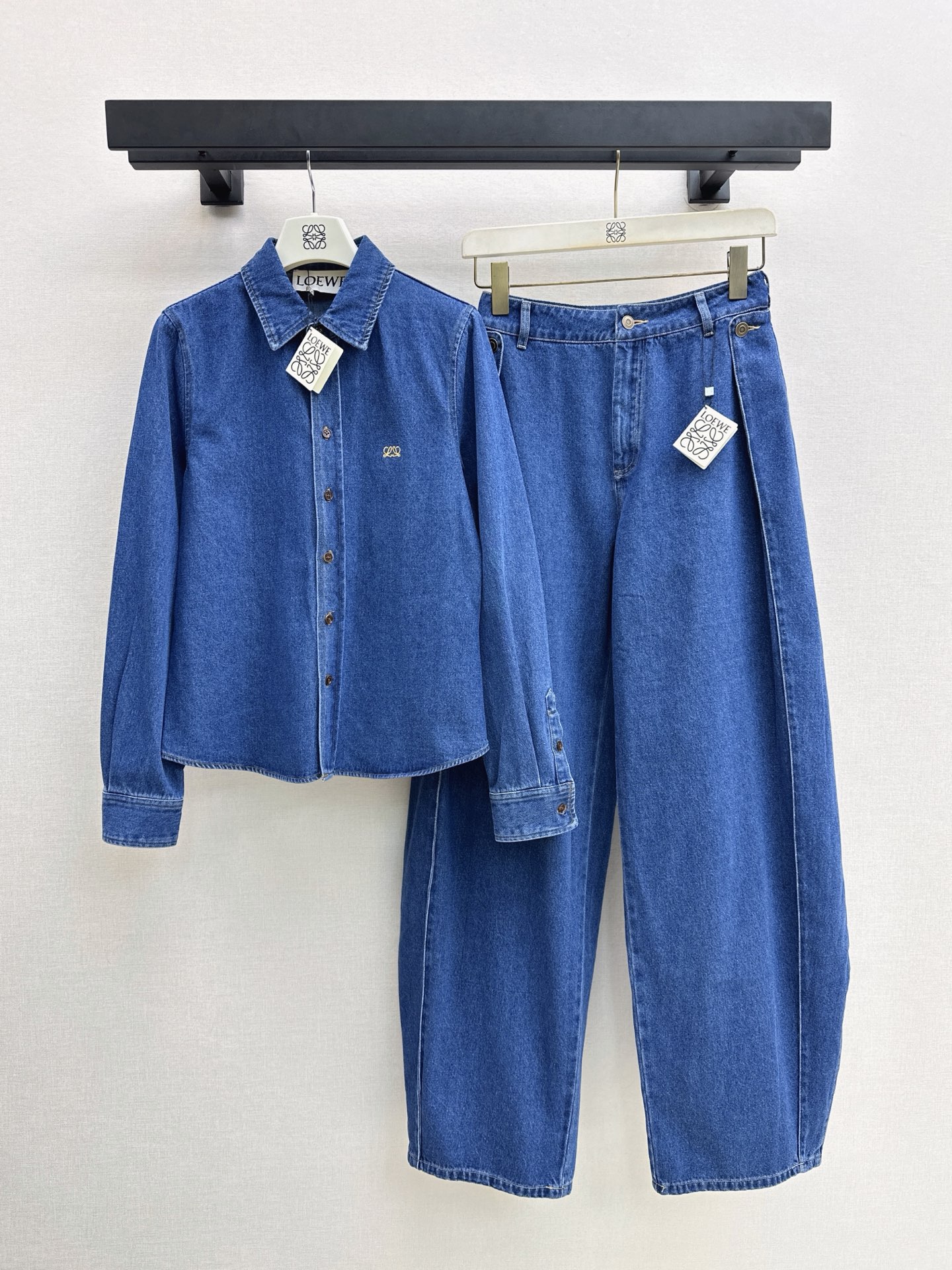 NO:934747,Loe 26Ss————The latest early autumn logo embroidered lapel denim shirt. Super fashionable. The upper body is cool and sassy with unique tones. The texture is fine and natural. It has a sinewy feel and is super beautiful. The details are super well made. Two colors smlxl,,loewe,shirts,19860909Loe 26Ss————早秋最新款logo刺绣翻领牛仔衬衫 超时髦 个性色调上身又酷又飒爽 纹理细腻棉感自然 有筋骨感超级漂亮 细节做工超级好 两色smlxl,,loewe,shirts,,Women's clothing