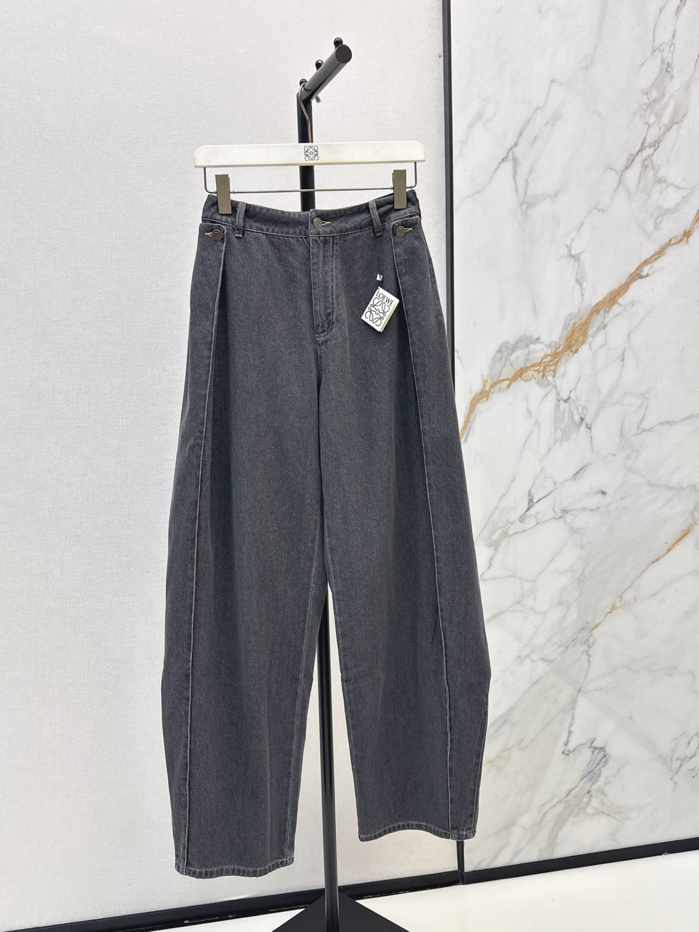 NO:934743,Loe 26Ss————The latest denim denim trousers for early autumn. Super fashionable. The upper body is cool and sassy with unique colors. The texture is delicate and the cotton feels natural. It has a muscular feel and is super beautiful. Recommended to match it. Two colors sml,,loewe,19860909Loe 26Ss————早秋最新款丹宁牛仔长裤 超时髦 个性色调上身又酷又飒爽 纹理细腻 棉感自然 有筋骨感超级漂亮 推荐一套搭配 两色sml,,loewe,,Women's clothing