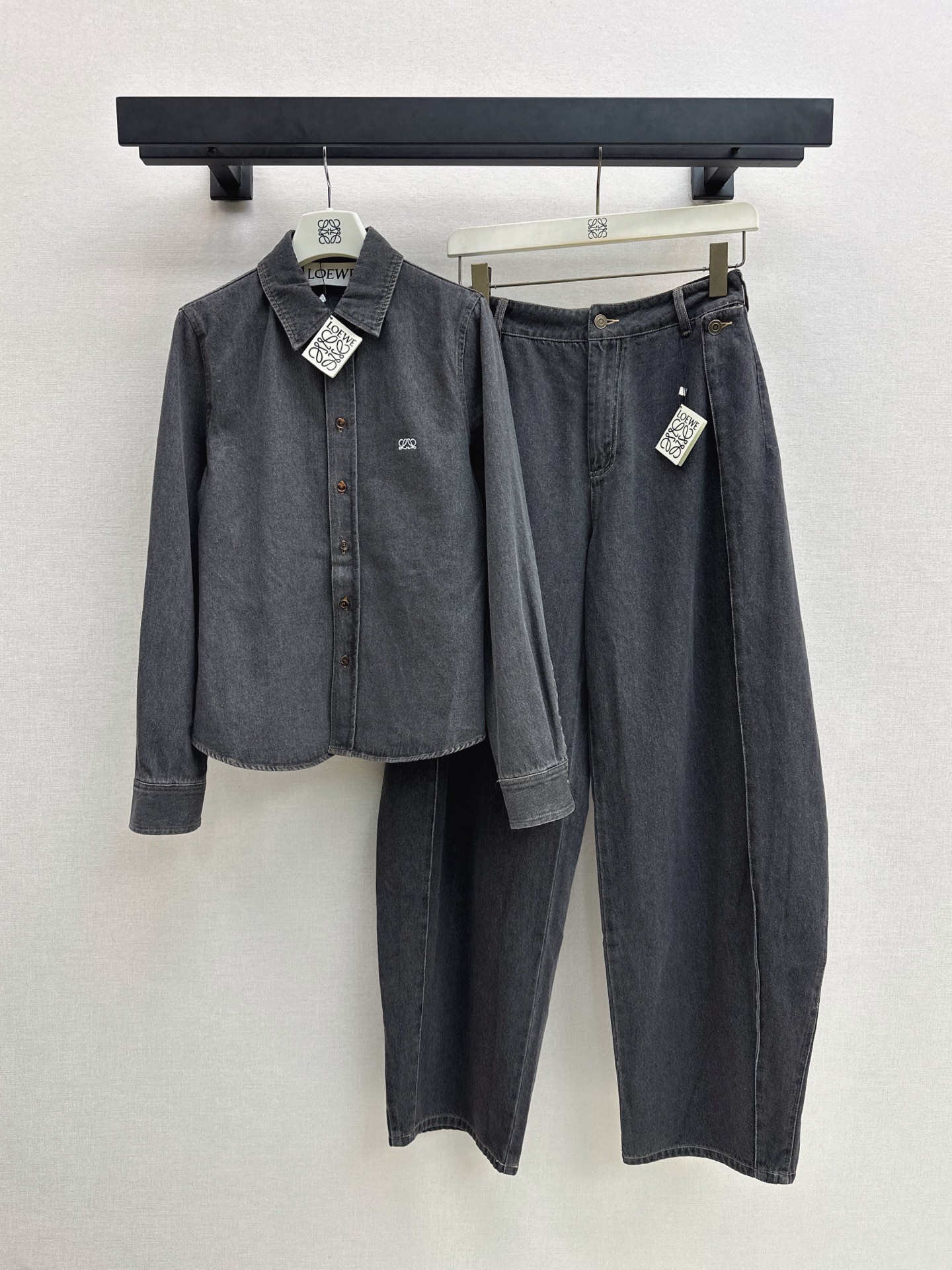 NO:934739,Loe 26Ss————The latest early autumn logo embroidered lapel denim shirt. Super fashionable. The upper body is cool and sassy with unique tones. The texture is fine and natural. It has a sinewy feel and is super beautiful. The details are super well made. Two colors smlxl,,loewe,shirts,19860909Loe 26Ss————早秋最新款logo刺绣翻领牛仔衬衫 超时髦 个性色调上身又酷又飒爽 纹理细腻棉感自然 有筋骨感超级漂亮 细节做工超级好 两色smlxl,,loewe,shirts,,Women's clothing