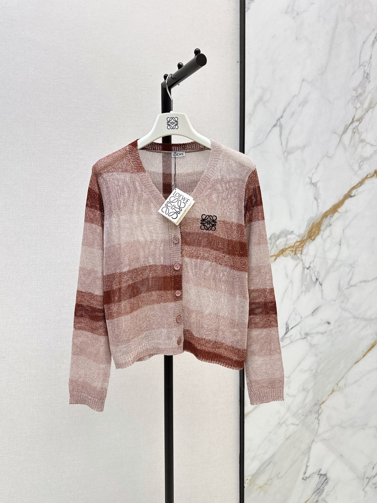 NO:934735,Loe 26Ss————The latest spring and summer V-neck striped sweater made of wool. It is soft and skin-friendly and breathable. Brand embroidery on the chest is low-key and recognizable. The cut is loose and can be worn alone or layered. It is versatile with skirts and pants. It is easy to switch styles. It can be easily controlled for daily commuting and leisure~~ Two colors sml,, loewe, skirts,19860909Loe 26Ss————春夏最新款V领条纹针织衫羊毛材质 柔软亲肤又透气 胸前品牌刺绣 低调有辨识度 剪裁宽松单穿或内搭都OK 搭配裙子裤子都很百搭 轻松切换风格 日常通勤休闲都能轻松驾驭～～两色sml,,loewe,skirts,,Women's clothing