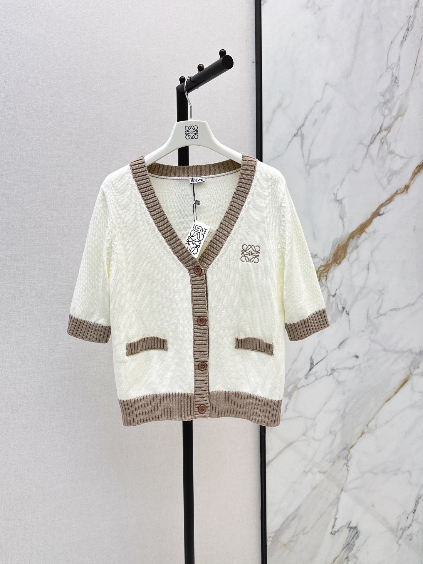 NO:934731,Loe 26Ss————The latest spring and summer V-neck short-sleeved sweater made of wool. It is soft and skin-friendly and breathable. Brand embroidery on the chest is low-key and recognizable. The cut is loose and can be worn alone or as an inner layer. It is versatile when paired with skirts and pants. It is easy to switch styles. It can be easily controlled for daily commuting and leisure~~One color sml,,loewe,skirts,T-shirt,19860909Loe 26Ss————春夏最新款V领短袖针织衫羊毛材质 柔软亲肤又透气 胸前品牌刺绣 低调有辨识度 剪裁宽松单穿或内搭都OK 搭配裙子裤子都很百搭 轻松切换风格 日常通勤休闲都能轻松驾驭～～一色sml,,loewe,skirts,T-shirt,,Women's clothing