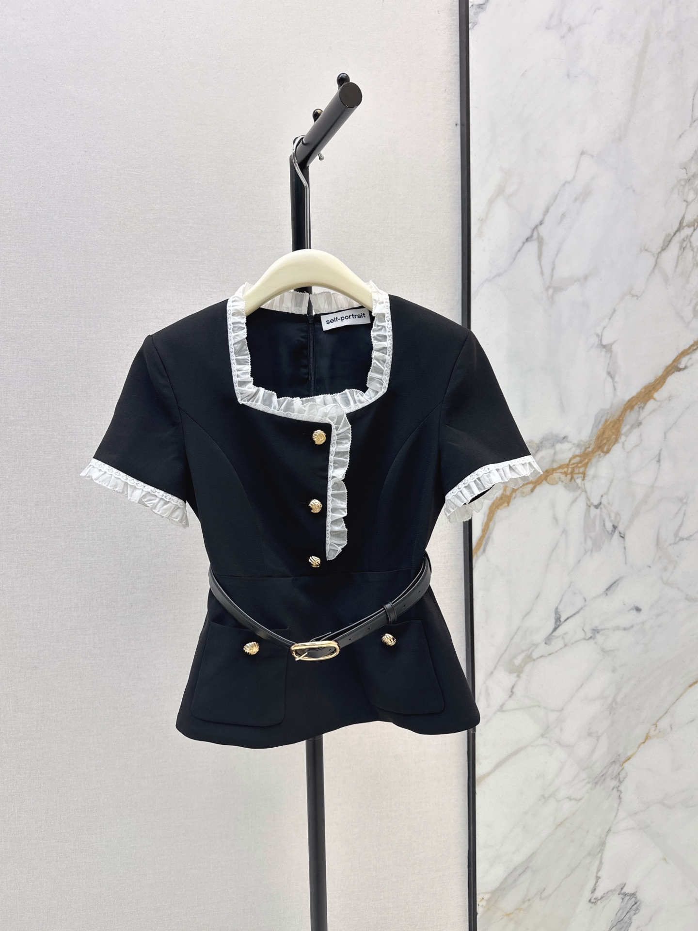 NO:934726,SP 26Ss, the same style as Yang Chaoyue - the latest early autumn style with contrasting edge decorative belt, slim fit top, right shoulder small suit, very stylish and slim ~ Made of high-density tangled fabric, custom lace on silk craft ~ delivery belt, one color sml,, business suit,19860909杨超越同款 SP 26Ss————早秋最新款撞色边装饰腰带修身上衣正肩小西装的即视感 非常有型而且很显瘦呢～ 采用高密乱麻面料 定制花边对丝工艺～配送腰带 一色sml,,business suit,,Women's clothing