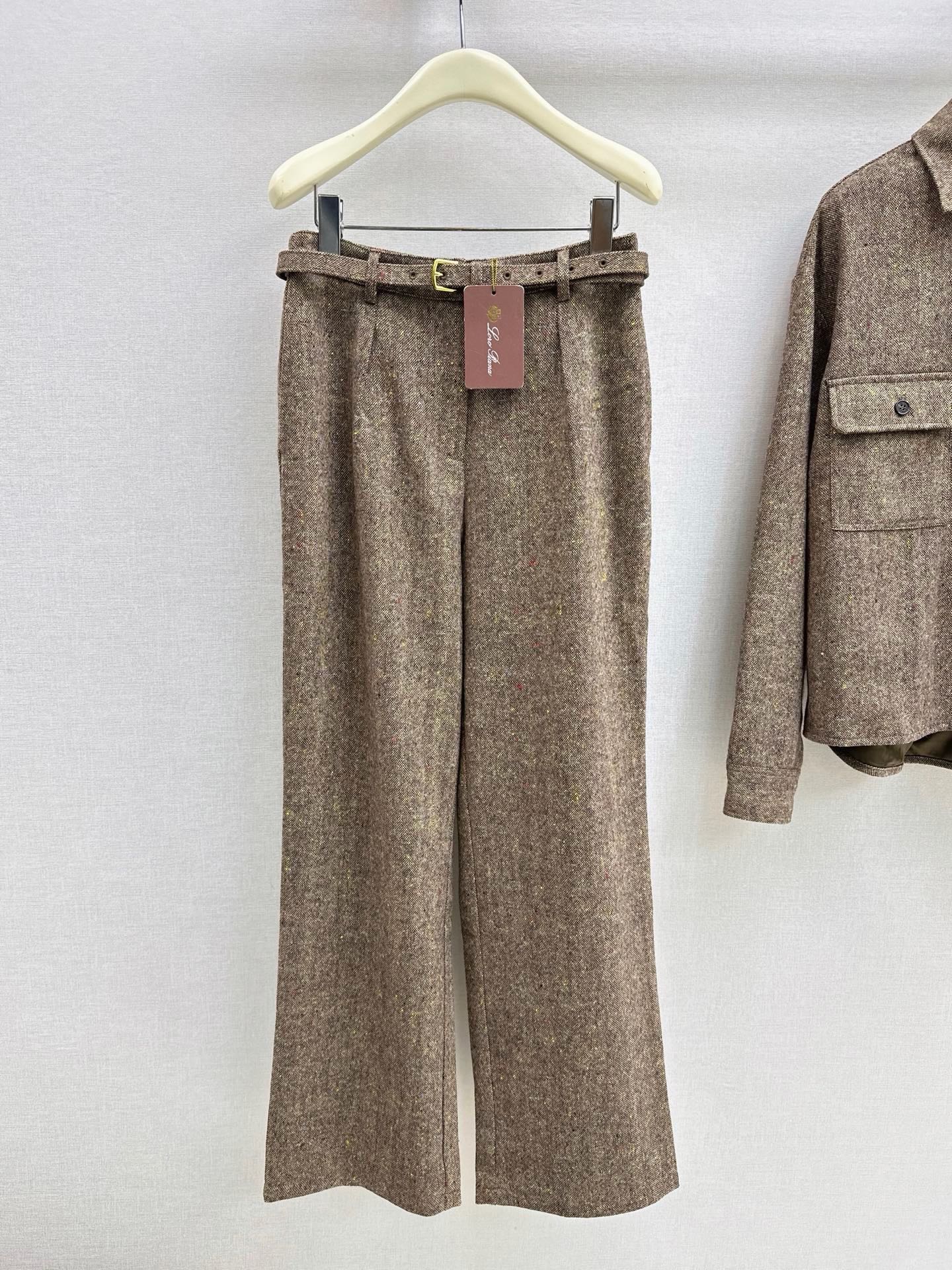 NO:934721,High sense of wear LP 26Ss - the latest old money style early autumn style, elegant pleated trousers, simple and elegant, classic version, tall and slim, elegant and versatile, imported wool yarn-dyed fabric is delicate and comfortable, recommended to match one color sml,, loro piana,19860909高知感穿搭 LP 26Ss———早秋最新款老钱风穿搭气质褶裥小西裤简洁大气经典版型上身高挑又显瘦 优雅百搭不挑人 进口羊毛彩纱色织面料细腻舒适 推荐一套搭配 一色sml,,loro piana,,Women's clothing