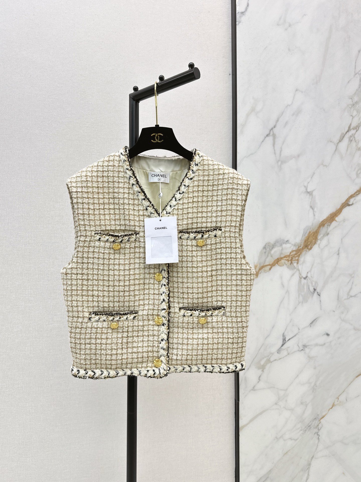 NO:934711,C Home 26Ss - the latest autumn and winter style woven woolen tweed vest is a beautiful high-end woven fabric. The three-dimensional texture is full of exquisiteness. The upper body has a noble temperament. The customized 3D three-dimensional tailoring version is very slim. It is practical and has a higher appearance. French socialite style is elegant and high-end. A must-have for rich families. One color ready for sale sml,,chanel,19860909C家 26Ss———秋冬最新款小香风编织粗纺花呢马甲绝美高级编织面料实物超美 立体肌理感精致感满满 上身自带一种高贵气质 定制3D立体剪裁版型巨显瘦 实穿度高颜值也更高 法式名媛风优雅又高级 富家千金必备 一色现货发售sml,,chanel,,Women's clothing
