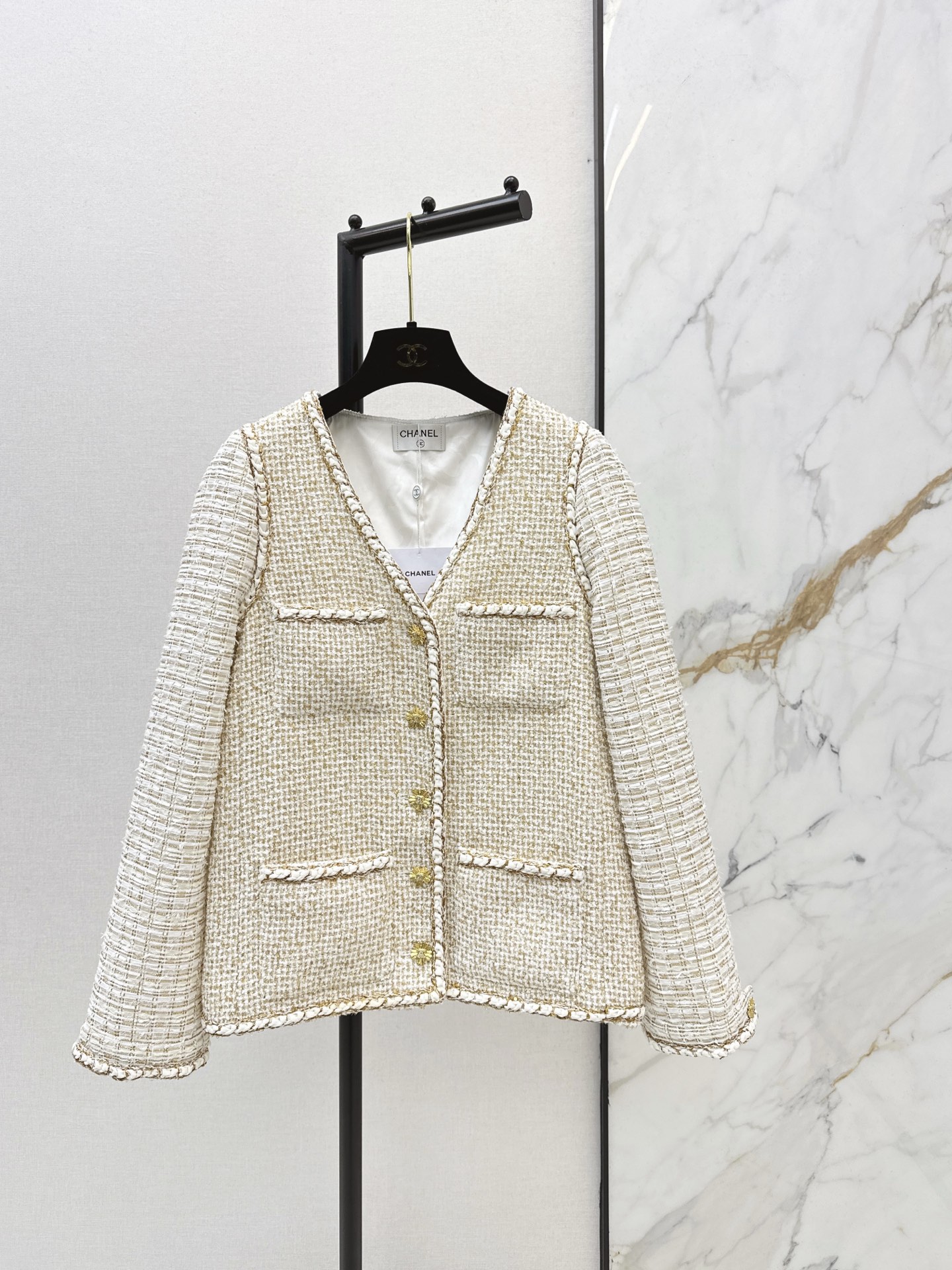 NO:934706,The same style as the catwalk, C Home 26Ss - the latest gilt tweed splicing jacket in early spring. Off-white tweed splicing gilt tweed fabric. The gold yarn glows with delicate pearlescent light under the light. High-end texture. The hand-woven tweed texture is tight and soft. V-neck H version. Versatile and not picky. One color sml,,chanel,jackets & coats,19860909走秀同款 C家 26Ss————早春最新款鎏金粗花呢拼接外套米白粗花呢拼接鎏金粗花呢面料 光线下金纱泛着细腻的珠光 高级的肌理感 手工编织的粗花呢纹路紧实又软糯 V领H版型 百搭不挑人 一色sml,,chanel,jackets & coats,,Women's clothing