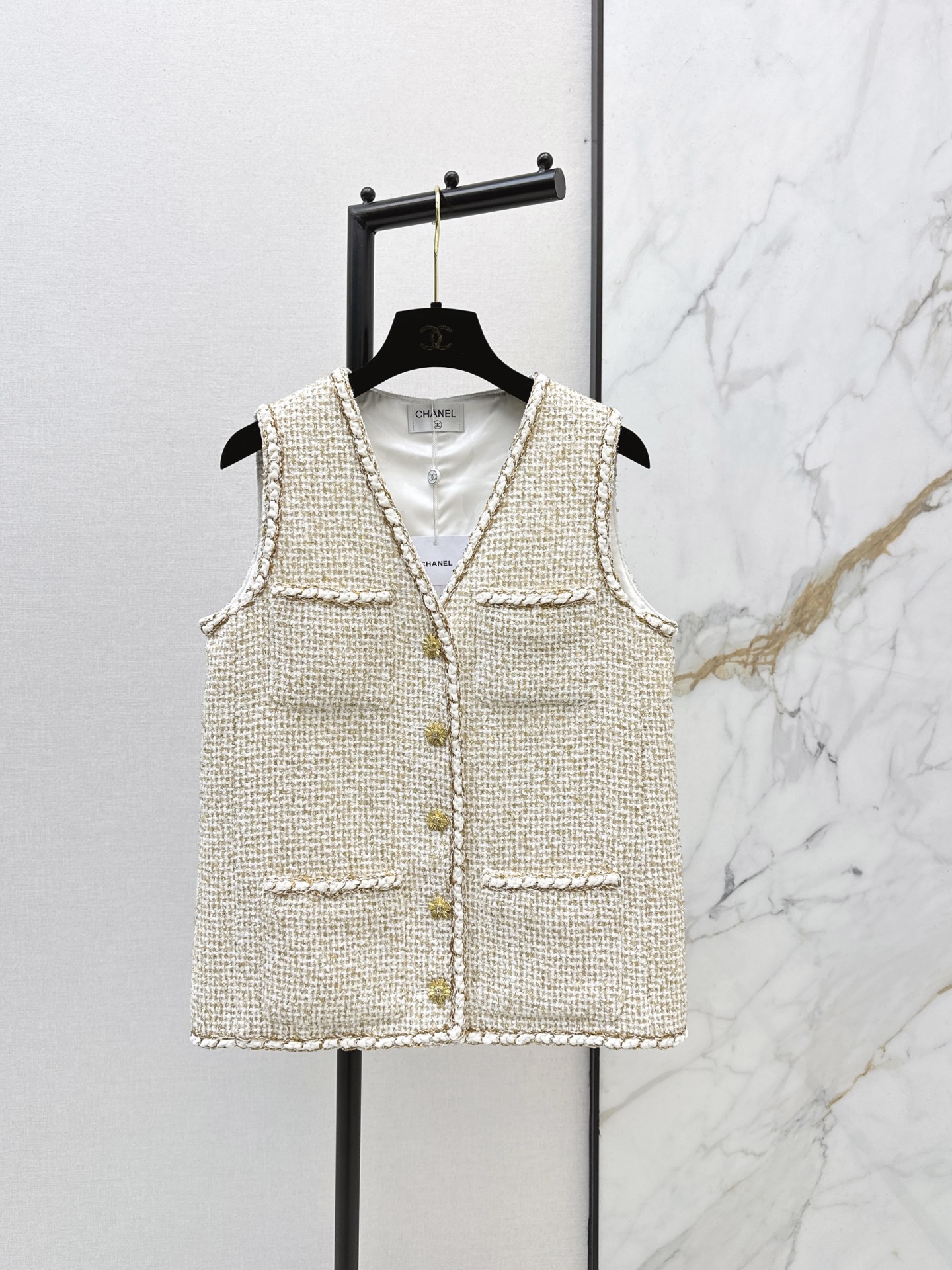 NO:934730,The same style as the catwalk, C Home 26Ss - the latest gold tweed woven V-neck vest in early autumn. The fine pearlescent glitter under the light is high-end but not exaggerated. The hand-woven texture is tight and soft. The V-neck H version design outlines the delicate collarbone and shoulder and neck lines. Sweet and cool celebrity style~ One color sml,,chanel,19860909走秀同款 C家 26Ss————早秋最新款金粗花呢编织V领马甲 光线下细闪的珠光高级又不浮夸 手工编织的纹路紧实软糯 V领H版型设计勾勒出精致锁骨和肩颈线条 甜酷交织的名媛范儿～ 一色sml,,chanel,,Women's clothing