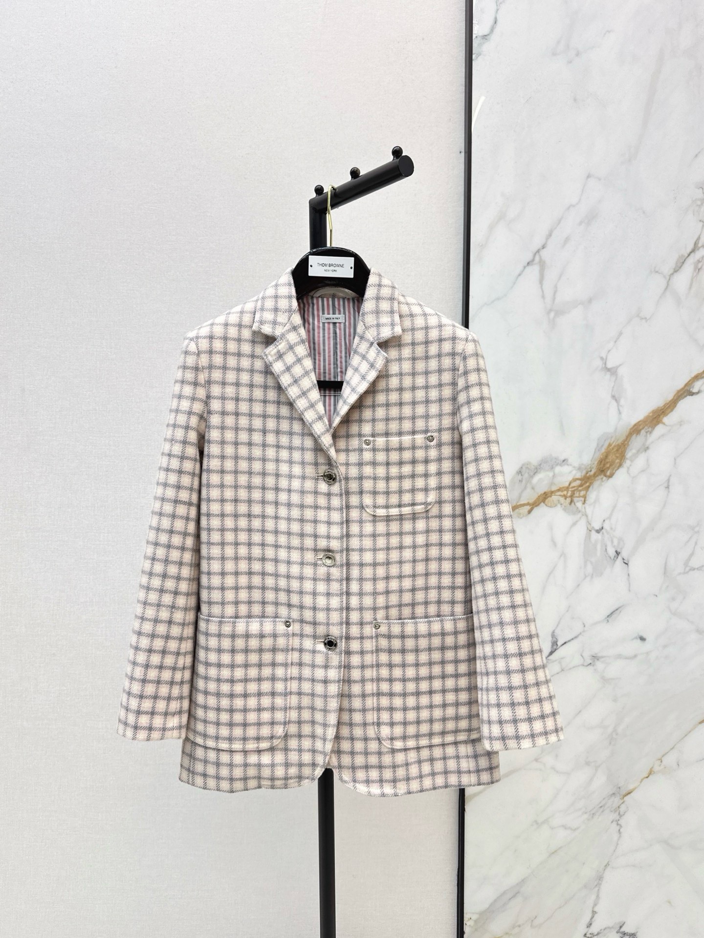 NO:934725,Exclusive model ~ TB 26Ss - the latest pink plaid tweed suit jacket in autumn and winter. The classic single-breasted design easily creates a fashionable accent ~ three-dimensional tailoring with a natural waistline that is not picky. The upper body can be sweet or salty, calm yet playful. The imported wool fabric has a great texture. One color sml,, jackets & coats, business suit,19860909独家款～ TB 26Ss————秋冬最新款粉格粗花呢西装外套经典单排扣设计轻松打造出时尚腔调～立体剪裁自然收腰版型不挑人 上身可甜可盐沉稳中不失俏皮 进口羊毛面料质感超赞 一色sml,,jackets & coats,business suit,,Women's clothing