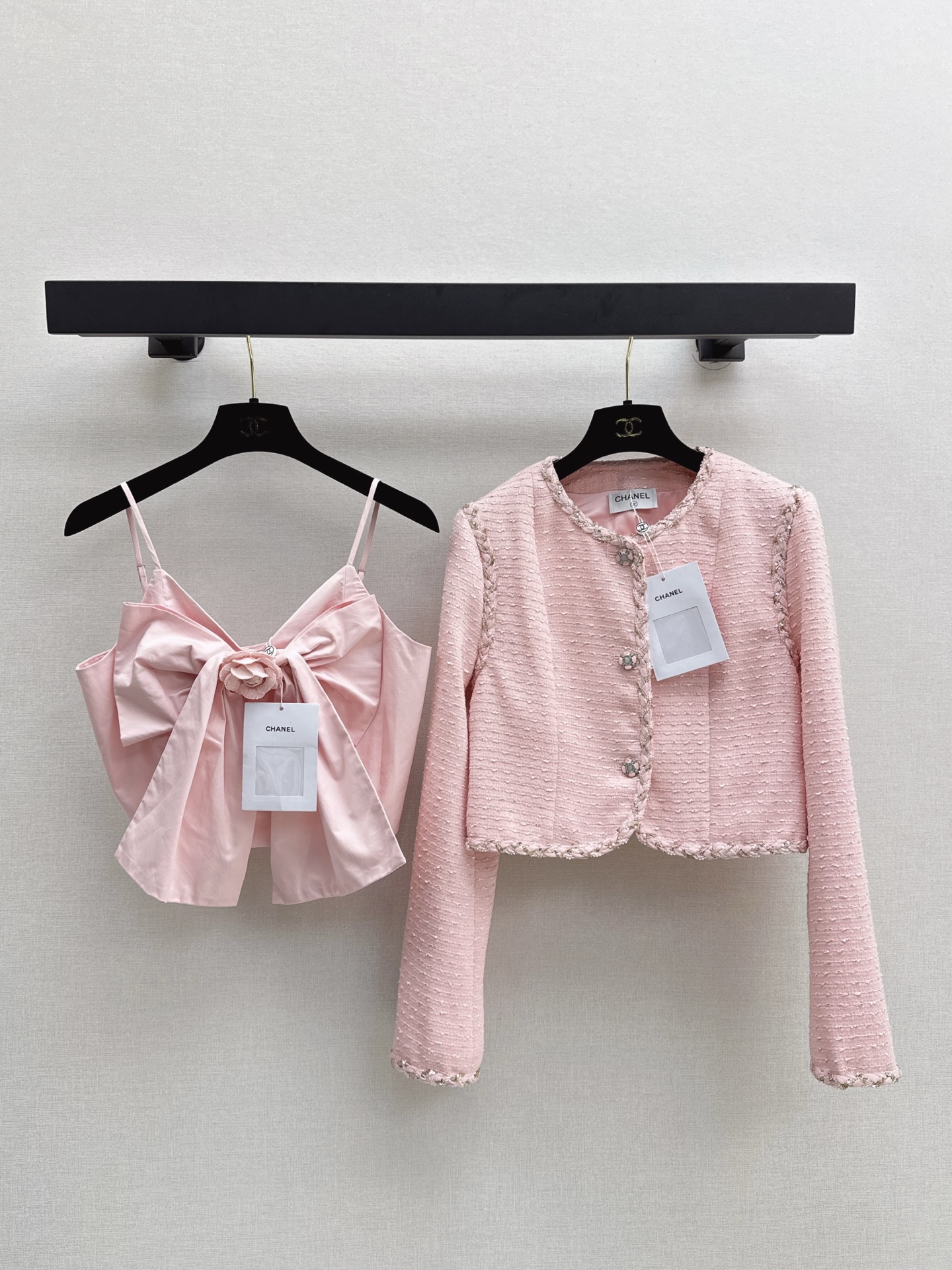 NO:934695,Exclusive model C Home 26Ss————The latest coco girl outfit for autumn and winter, two-piece set with camellia decorated bow and small suspenders + braided trimmed short jacket. Customized plaid woven fabric. Heavy and weighty. Three-dimensional handmade flower decoration. Beautiful~ looks good in daily photos. Two colors are separated. sml,,chanel,jackets & coats,19860909独家款 C家 26Ss————秋冬最新款coco女孩穿搭两件套山茶花装饰蝴蝶结小吊带+编织镶边小短款外套 定制格纹编织面料 重磅有分量 立体手工小花朵装饰 美炸啦～日常拍照妥妥的好看 两色分开发 sml,,chanel,jackets & coats,,Women's clothing