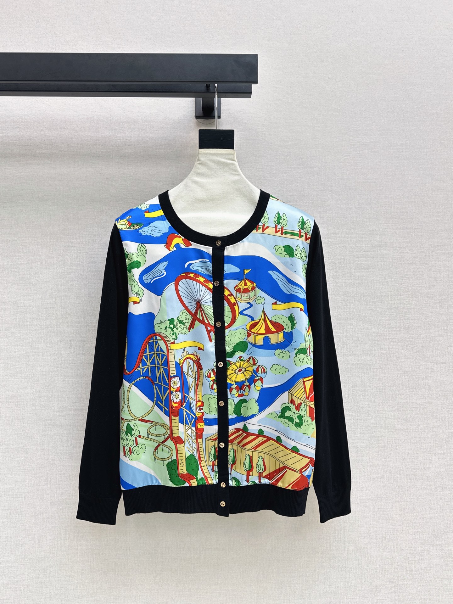 NO:934690,Exclusive debut Her 26Ss - the latest rayon printed pattern stitching knitted cardigan for early autumn, Tencel knitted fabric stitching twill rayon, light and thin texture, very breathable, a must-have item, classic version, not flattering, the upper body is slim and versatile, two-color sml,,19860909独家首发 Her 26Ss———早秋最新款人丝印花图案拼接针织开衫天丝针织面料拼接斜纹人丝 轻薄的质感透气性很好 必备单品 经典版型不挑人 上身显瘦又百搭 两色sml,,,Women's clothing