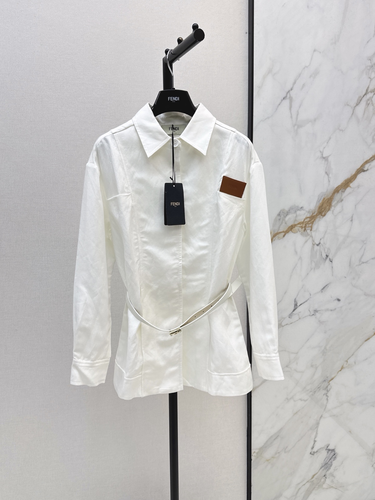 NO:934685,FD 26Ss————The same FF metal buckle belt waist lapel shirt with the latest star in early autumn. The caramel color leather brand design on the chest instantly enhances the sophistication. The waistband waistband is elegant and rustic. The crisp and smooth linen fabric has a great texture. The upper body has the temperament of a French socialite. It can be sweet or salty. It is a fashionable and advanced light luxury commuting item. One color sml, shirts,19860909FD 26Ss————早秋最新明星同款FF金属扣腰带收腰翻领衬衫 胸前焦糖色皮牌设计瞬间提升精致度 版型腰带收腰上身又A又飒 挺括顺滑亚麻面料质感超赞 上身自带法式名媛气质 可甜可盐气质时髦又高级的轻奢通勤单品 一色sml,,shirts,,Women's clothing