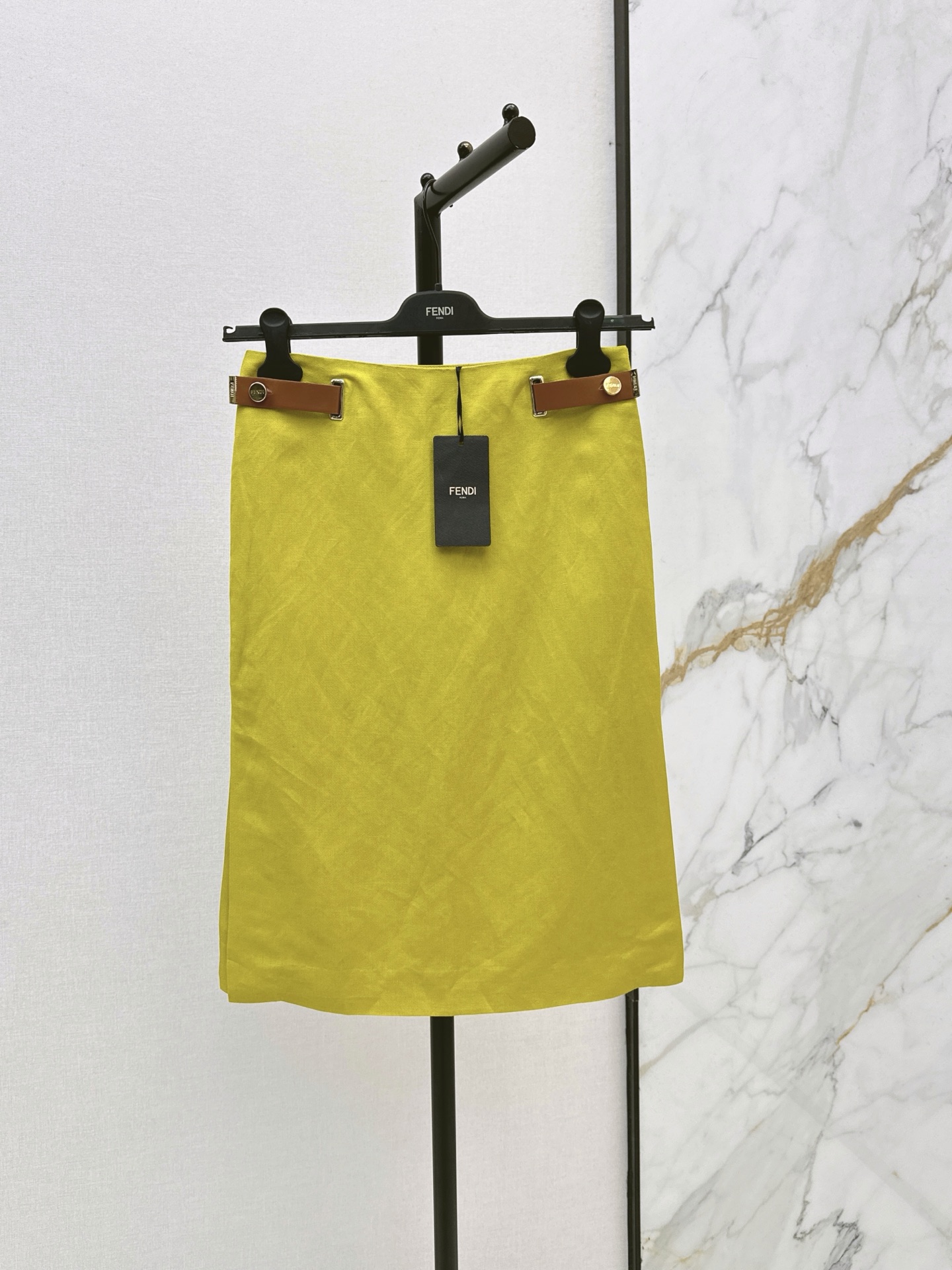 NO:934701,FD 26Ss————The latest spring and summer star's leather metal buckle mid-waist skirt. The straight leg covers the crotch and modifies the leg shape. The caramel leather strap design instantly enhances the sophistication. It echoes the short suit design of the same series. The complete outfit is full of atmosphere. The crisp and smooth linen fabric has a great texture. The upper body has a French socialite temperament. It can be sweet or salty. It is a fashionable and advanced light luxury commuting item. One-color sml, skirts, business suit,19860909FD 26Ss————春夏最新明星同款皮革金属扣中腰半裙 直筒遮胯修饰腿型 焦糖色皮袢带设计瞬间提升精致度 和同系列短西装设计呼应 成套穿搭氛围感拉满 挺括顺滑亚麻面料质感超赞 上身自带法式名媛气质 可甜可盐气质时髦又高级的轻奢通勤单品 一色sml,,skirts,business suit,,Women's clothing