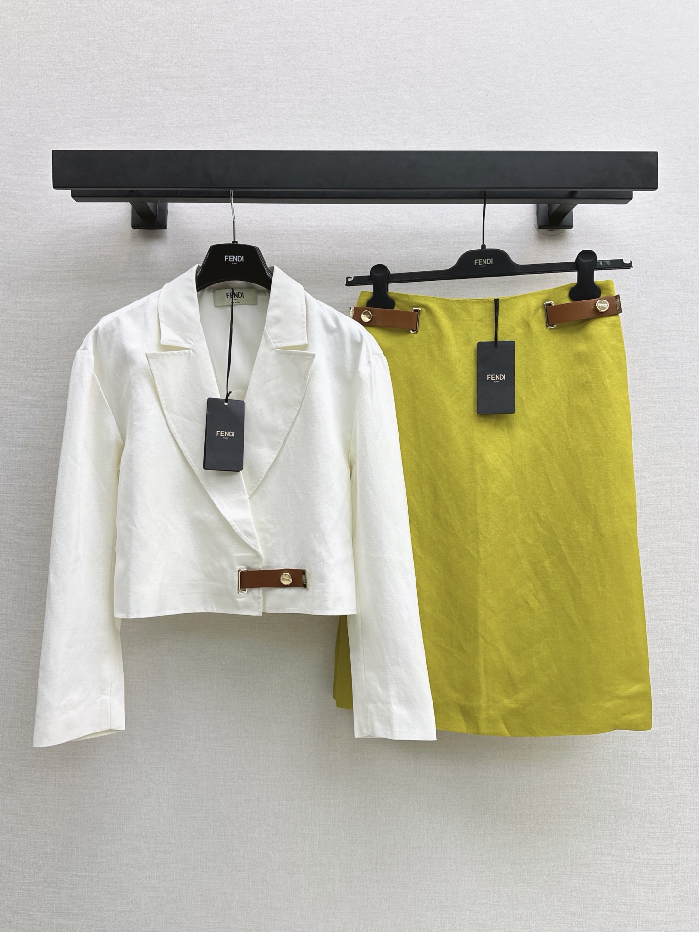 NO:934697,FD 26Ss————The latest spring and summer star's short blazer with leather metal buckles. Clean flat lapel V-shaped tailoring design. It is matched with a short waist-exposed version to cleverly raise the waistline to optimize the body proportions. The crisp and smooth linen fabric has a great texture. The upper body has a French socialite temperament. It can be sweet or salty. It is a fashionable and high-end light luxury commuting item. One color sml,, jackets & coats, business suit,19860909FD 26Ss————春夏最新明星同款皮革金属扣短款西装外套 利落平驳领V型剪裁设计 搭配短款露腰版型巧妙拉高腰线优化身材比例 挺括顺滑亚麻面料质感超赞 上身自带法式名媛气质 可甜可盐气质时髦又高级的轻奢通勤单品 一色sml,,jackets & coats,business suit,,Women's clothing