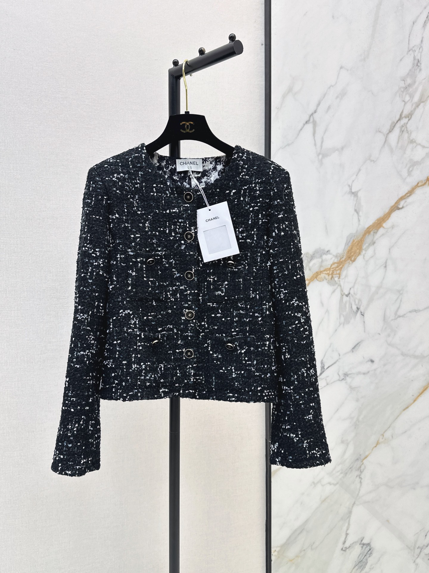 NO:934687,C home 26Ss - the latest style of temperament woven round neck jacket in early autumn. The beautiful woven fabric developed by yb is super beautiful in real life. The three-dimensional texture is full of exquisiteness. The upper body has a noble temperament. The customized 3D three-dimensional tailoring version is very slim. It is very wearable and looks better. French socialite style is elegant and high-end. A must-have for rich families. One color sml,,chanel,jackets & coats,19860909C家 26Ss———早秋最新款气质编织圆领外套yb开发绝美编织面料实物超美 立体肌理感精致感满满 上身自带一种高贵气质 定制3D立体剪裁版型巨显瘦 实穿度高颜值也更高 法式名媛风优雅又高级 富家千金必备 一色sml,,chanel,jackets & coats,,Women's clothing