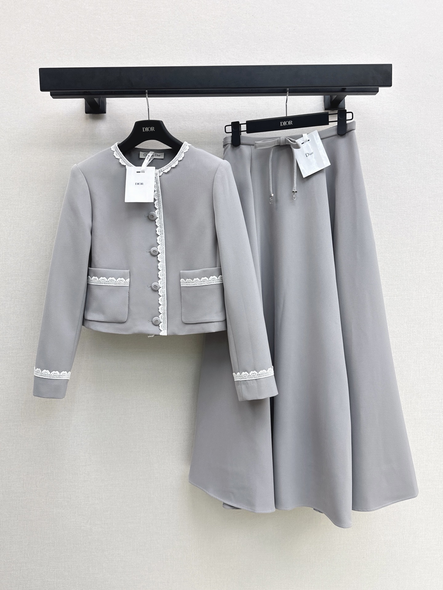 NO:934678,CD 26Ss————The latest ladylike suit for early autumn. Contrast color lace round neck jacket + umbrella-shaped high-waisted skirt. Elegant lady temperament. It is more everyday and not too formal. The whole Look design is very beautiful. Contrast color lace splicing. The upper body is very proportional. Acetate fabric. One-color sml jackets, skirts, jackets & coats,19860909CD 26Ss————早秋最新款名媛气质套装 撞色花边圆领外套+伞状高腰半裙 优雅Lady气质 比较日常不会过于正式 整个Look设计很好看 撞色花边拼接 套上身很显身材比例感 醋酸面料 一色sml 外套,,skirts,jackets & coats,,Women's clothing