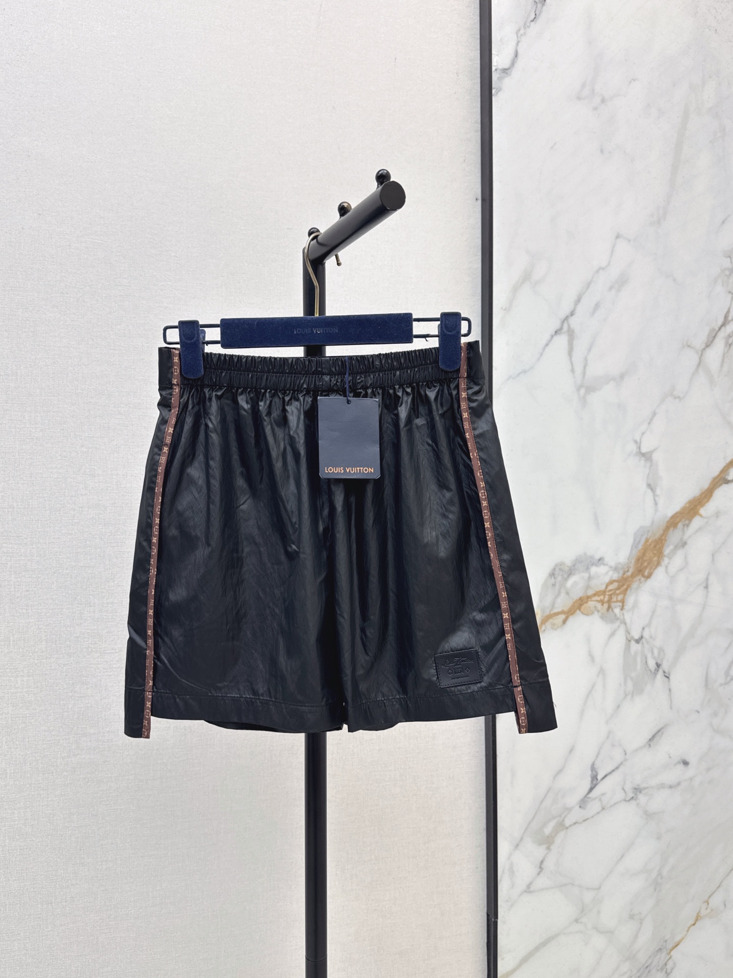 NO:943995,L's 26Ss——Early autumn's latest nylon contrasting edged elastic waist shorts, retro and fashionable, low-key temperament and luxurious and high-end, versatile and not picky, original customized technical fabrics, two colors smlxl, louis vuitton, shorts,19860909L家 26Ss————早秋最新款尼龙撞色镶边松紧腰短裤 复古时髦 低调气质又奢华高级 版型百搭不挑人 原版定制科技面料 两色smlxl,,louis vuitton,shorts,,Women's clothing