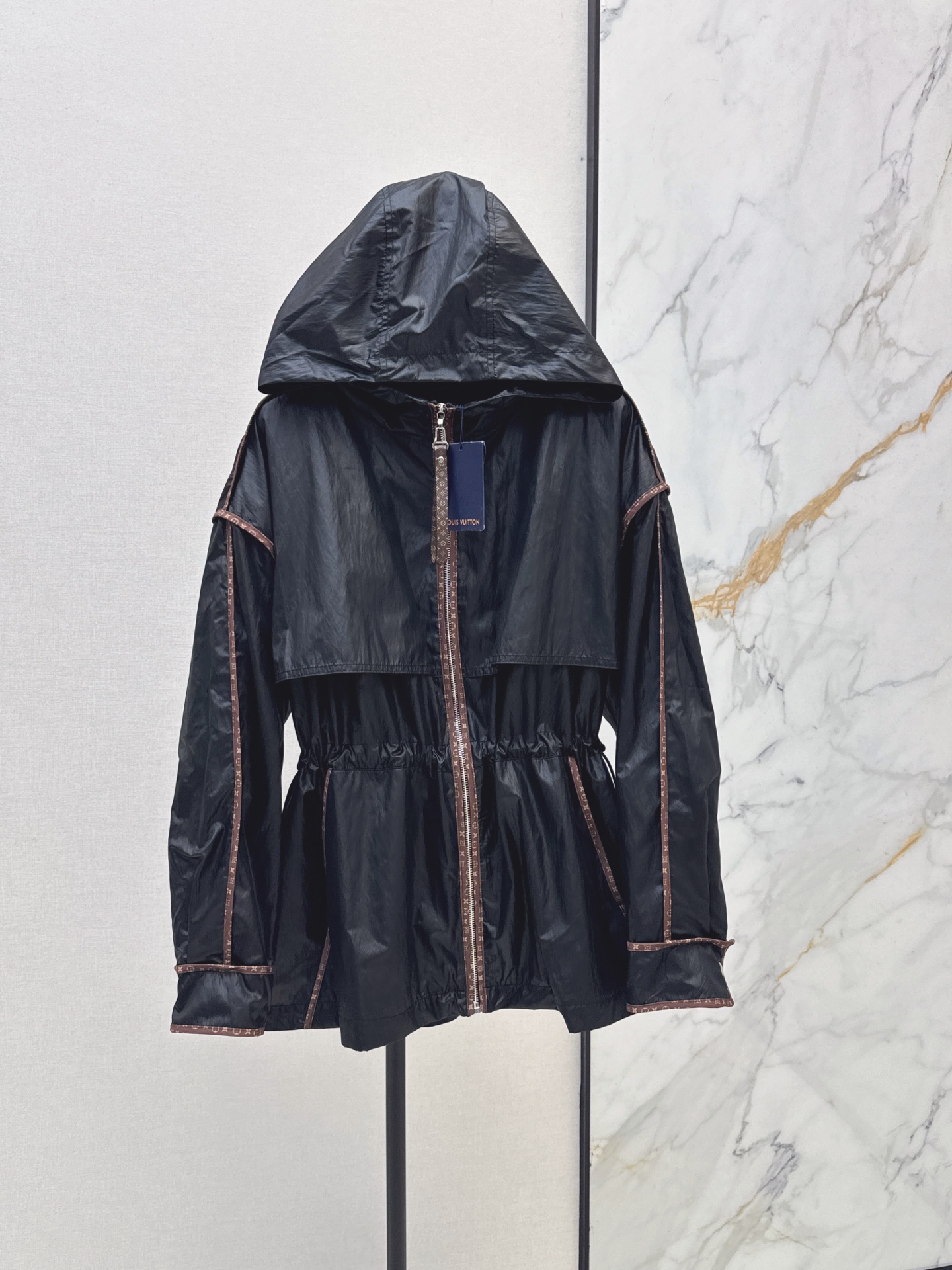 NO:943991,L’s 26Ss—the latest early autumn style with contrasting edge hooded windbreaker jacket, retro and fashionable, low-key and luxurious!  Versatile and easy-to-match styles, original customized technical fabrics, one color smlxl, louis vuitton, jackets & coats, hats,19860909L家 26Ss————早秋最新款撞色镶边连帽风衣外套复古时髦 低调气质又奢华高级！版型百搭不挑人 原版定制科技面料 一色smlxl,,louis vuitton,jackets & coats,hats,,Women's clothing