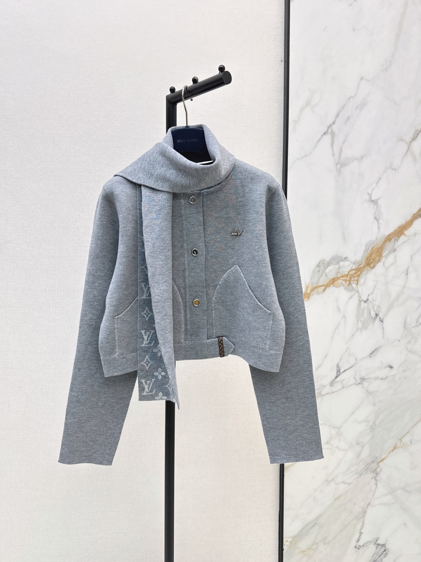 NO:944001,L Family 26Ss————The latest shawl-decorated round-neck knitted jacket for autumn and winter. Classic Monogram presbyopic design. High brand recognition. Gray model with low saturation. Elegant and versatile. Dark blue model is deep and stable. The first choice for autumn and winter. High-quality wool blend. Soft and warm. The shawl-style design is both practical and fashionable. It can be easily worn at commuting parties. It goes well with skirts or trousers. Easily create a high-end look. Two-color sml,,louis  vuitton,skirts,jackets & coats,shawls,19860909L家 26Ss————秋冬最新款披肩装饰圆领针织外套经典Monogram老花设计 品牌辨识度超高 灰色款低饱和度 优雅百搭 深蓝色款深邃稳重 秋冬穿搭首选 高品质羊毛混纺 柔软又保暖 披肩式设计兼具实用与时尚 通勤聚会都能轻松驾驭 搭配裙装或裤装都很出彩 轻松打造高级感造型 两色sml,,louis vuitton,skirts,jackets & coats,shawls,,Women's clothing