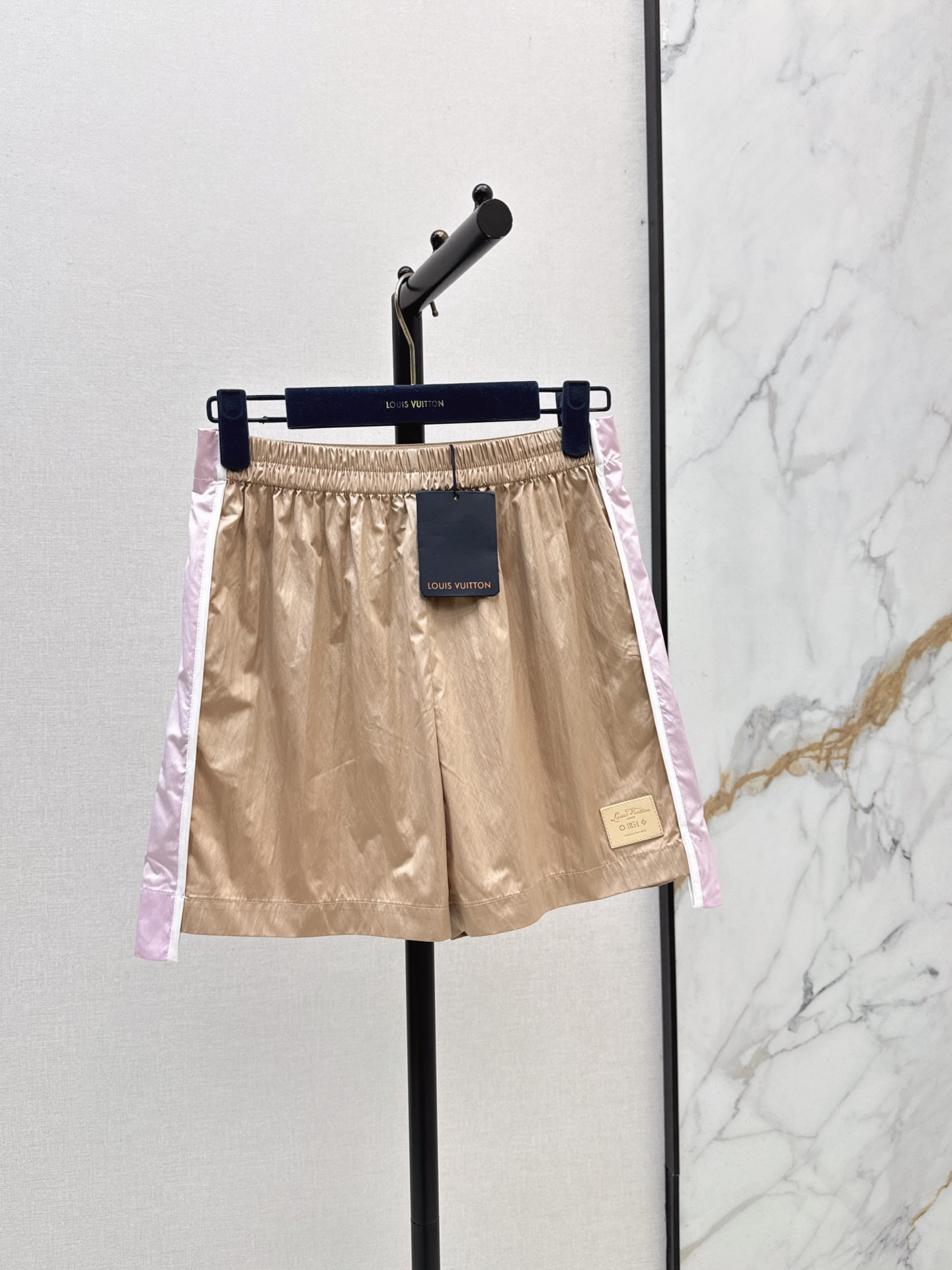 NO:943985,L's 26Ss——Early autumn's latest nylon contrasting edged elastic waist shorts, retro and fashionable, low-key temperament and luxurious and high-end, versatile and not picky, original customized technical fabrics, two colors smlxl, louis vuitton, shorts,19860909L家 26Ss————早秋最新款尼龙撞色镶边松紧腰短裤 复古时髦 低调气质又奢华高级 版型百搭不挑人 原版定制科技面料 两色smlxl,,louis vuitton,shorts,,Women's clothing