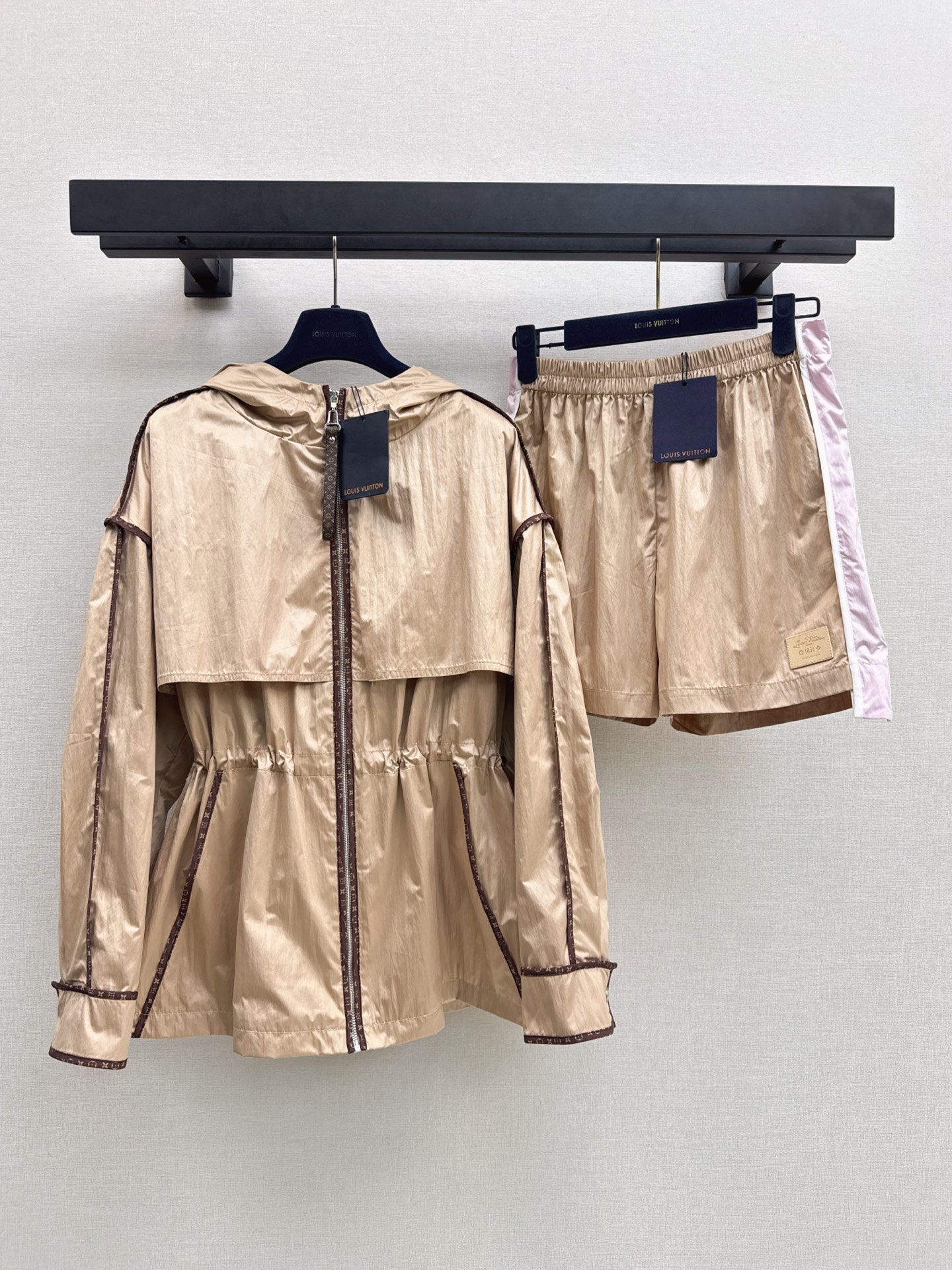 NO:943979,L’s 26Ss—the latest early autumn style with contrasting edge hooded windbreaker jacket, retro and fashionable, low-key and luxurious!  Versatile and easy-to-match styles, original customized technical fabrics, one color smlxl, louis vuitton, jackets & coats, hats,19860909L家 26Ss————早秋最新款撞色镶边连帽风衣外套复古时髦 低调气质又奢华高级！版型百搭不挑人 原版定制科技面料 一色smlxl,,louis vuitton,jackets & coats,hats,,Women's clothing