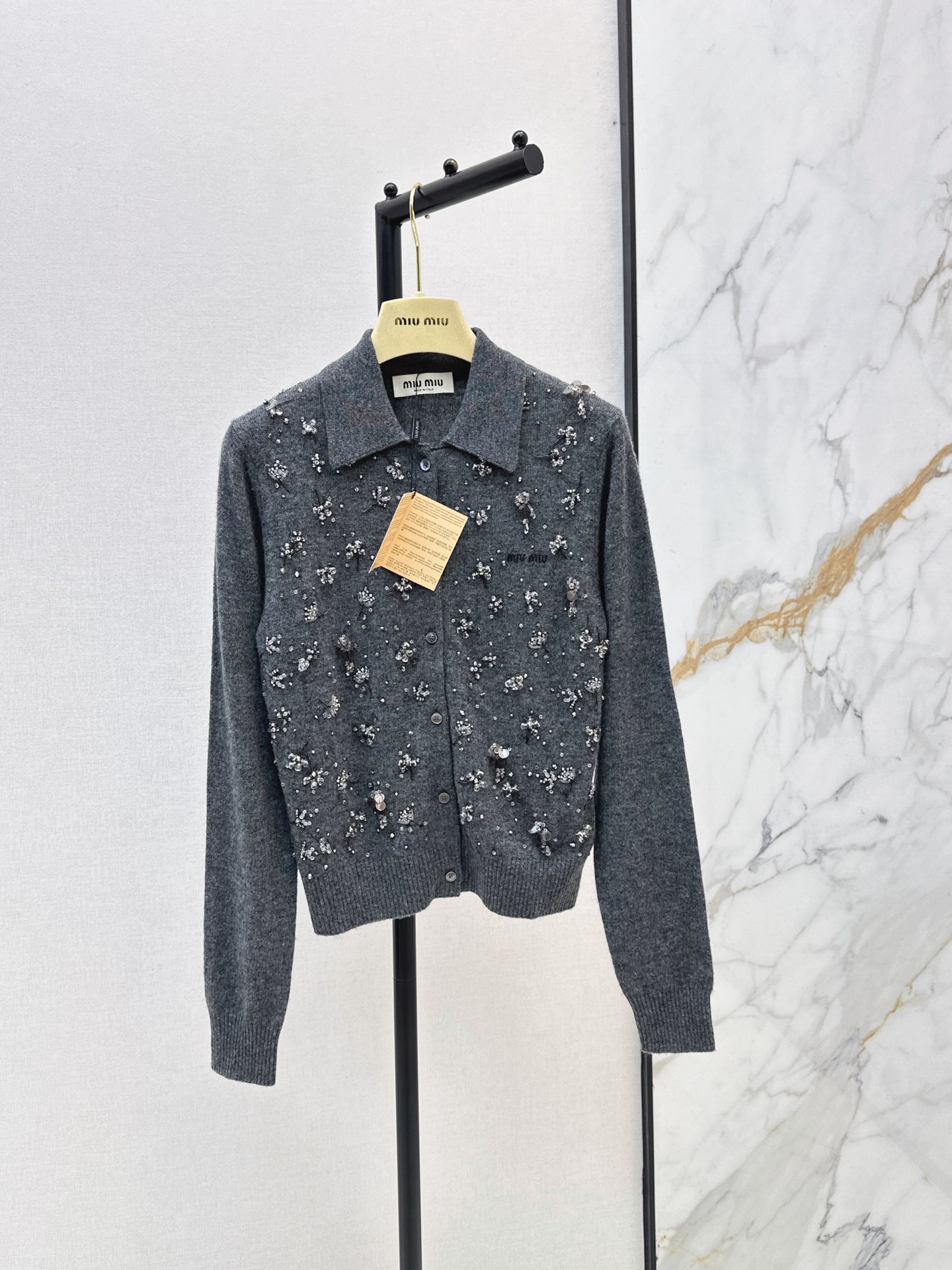 NO:944023,Miu 26Ss - the latest heavy stud polo sweater for Korean women in spring and summer. It has a fashionable feel and a bit of a formal atmosphere. It can be said to be both commuting and daily life. It is visually more sophisticated. One color sml,, miumiu,19860909减龄缪系穿搭 Miu 26Ss————春夏最新款重磅钉钻polo针织衫韩系女主的日常穿搭 有时髦感也有一点正式的氛围感 可以说是通勤和日常兼具 视觉感上更显高 一色sml,,miumiu,,Women's clothing