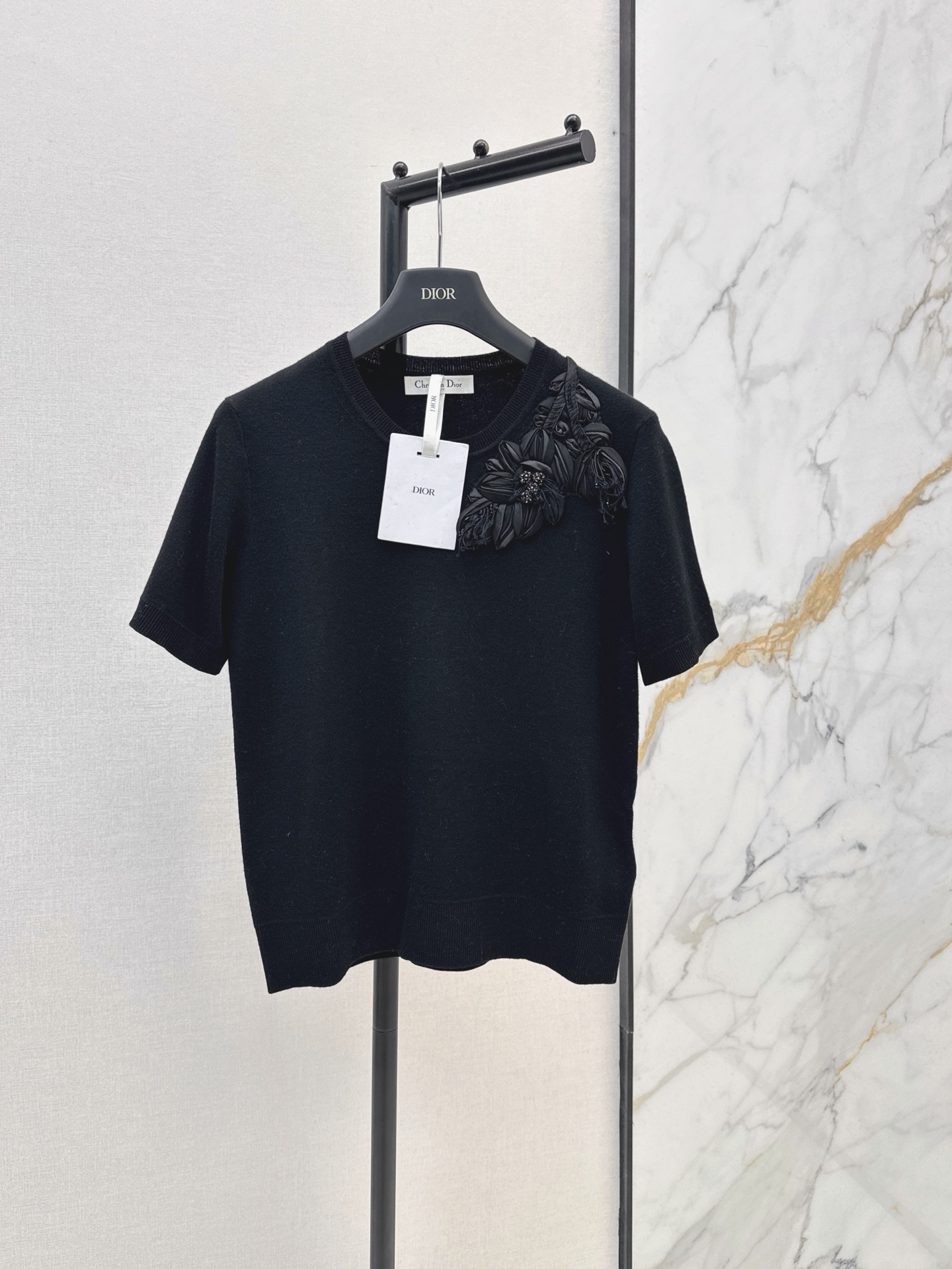 NO:943990,CD 26Ss——The latest three-dimensional flower short-sleeved sweater for early autumn is made of high-quality knitted fabric. It is soft and skin-friendly, breathable and comfortable. The three-dimensional flower design on the shoulders is super layered. The details are perfect. The main black color is versatile and not picky. It can be easily controlled in daily commuting. It is neatly cut. It looks slim and loose. It goes well with high-waisted pants or skirts. It is easy to get simple and advanced style. One-color sml, skirts, T-shirt,19860909CD 26Ss———早秋最新款立体花朵短袖针织衫采用高品质针织面料 柔软亲肤 透气又舒适 肩部立体花朵设计超有层次感 细节满分 黑色色主调百搭不挑人 通勤日常都能轻松驾驭 剪裁利落 显瘦又松弛 搭配高腰裤或半身裙都很出彩 轻松get简约高级风 一色sml,,skirts,T-shirt,,Women's clothing