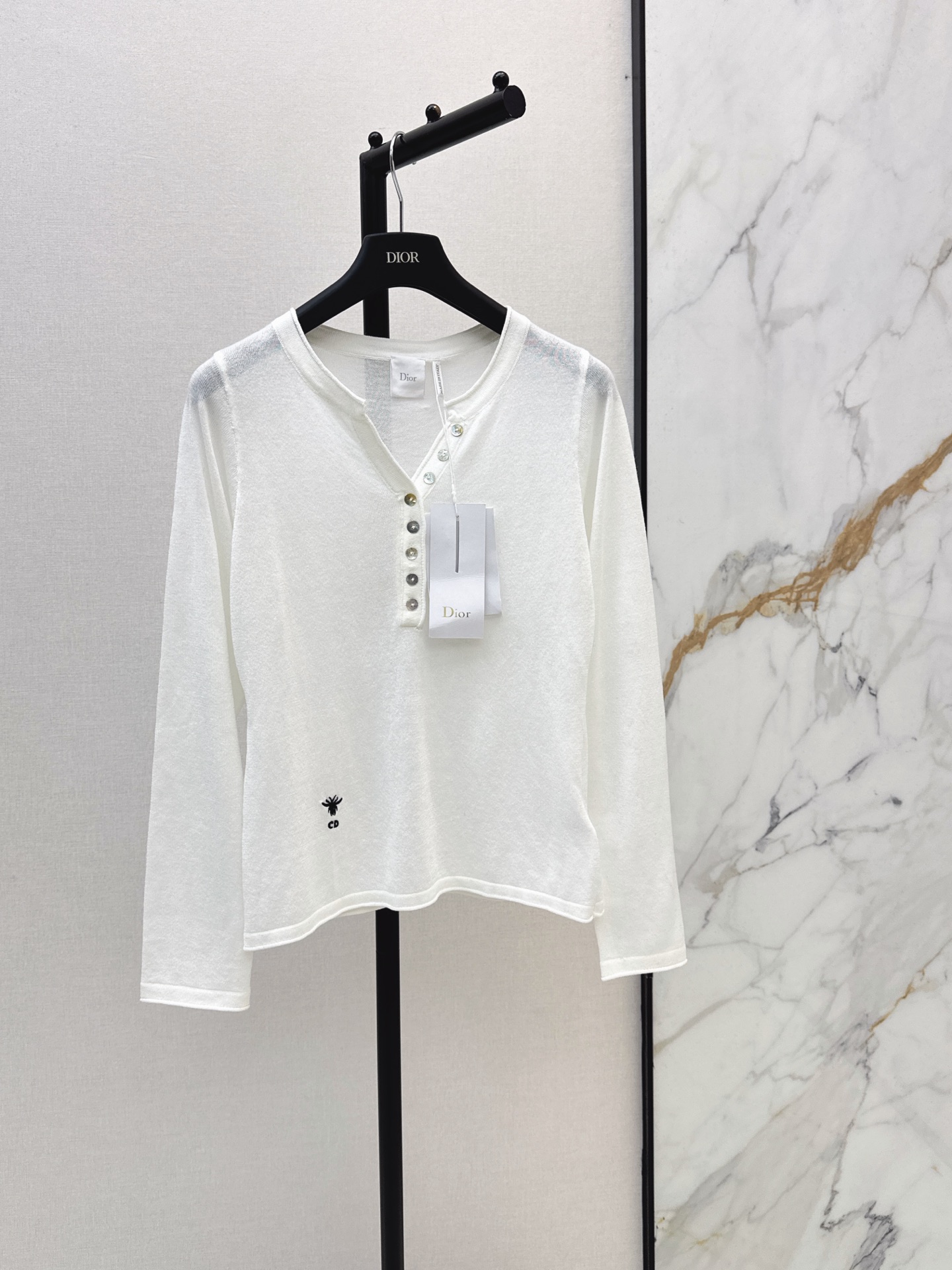 NO:943984,CD 26Ss————The latest early autumn V-neck long-sleeved sweater is simple and easy to wear. It can be paired with pants or skirts. Classic loose fit design. The light yarn is not stuffy. Two-color sml, skirts,19860909CD 26Ss————早秋最新款V领长袖针织衫简约又好穿 搭配裤子或者半裙都OK 经典宽松版型设计 轻薄的纱线不闷热 两色sml,,skirts,,Women's clothing