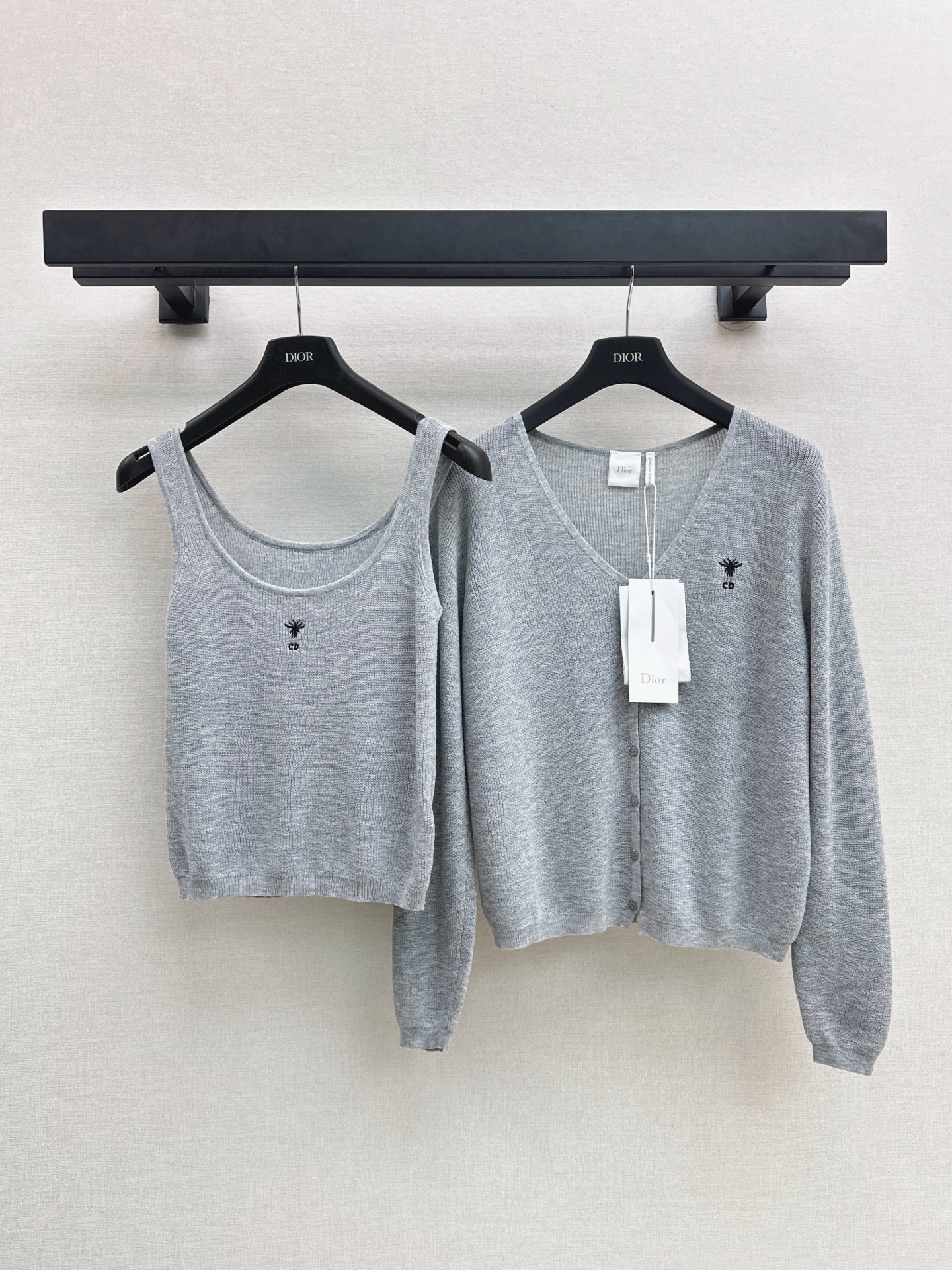 NO:943978,CD 26Ss————The latest two-piece long-sleeved sweater in early autumn is simple and easy to wear. It can be paired with pants or skirts. Classic loose fit design. The light yarn is not stuffy. Two-color sml,,skirts,19860909CD 26Ss————早秋最新款两件套长袖针织衫简约又好穿 搭配裤子或者半裙都OK 经典宽松版型设计 轻薄的纱线不闷热 两色sml,,skirts,,Women's clothing