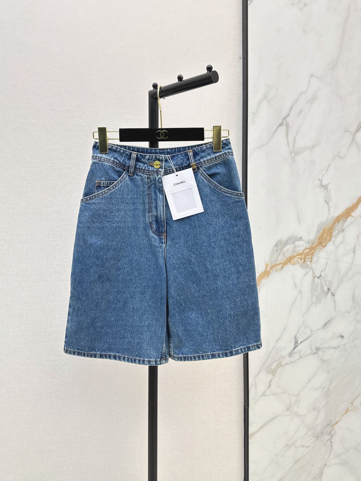 NO:944012,Classic little fragrance C Home 26Ss - the latest coco girl denim series suit for early autumn, denim shirt + three-quarter length pants, can be combined and matched at will, eye-catching, a must-have for daily use, classic double C pattern decoration, details online, made of 100% cotton denim fabric, design sense online, three-color sml,,chanel,shirts,19860909经典小香风 C家 26Ss————早秋最新款coco女孩穿搭牛仔系列套装牛仔衬衫+五分中裤 可以随意组合搭配 妥妥吸睛王 日常时必备款 经典双C图案装饰 细节在线 采用全棉牛仔面料 设计感在线 三色sml,,chanel,shirts,,Women's clothing