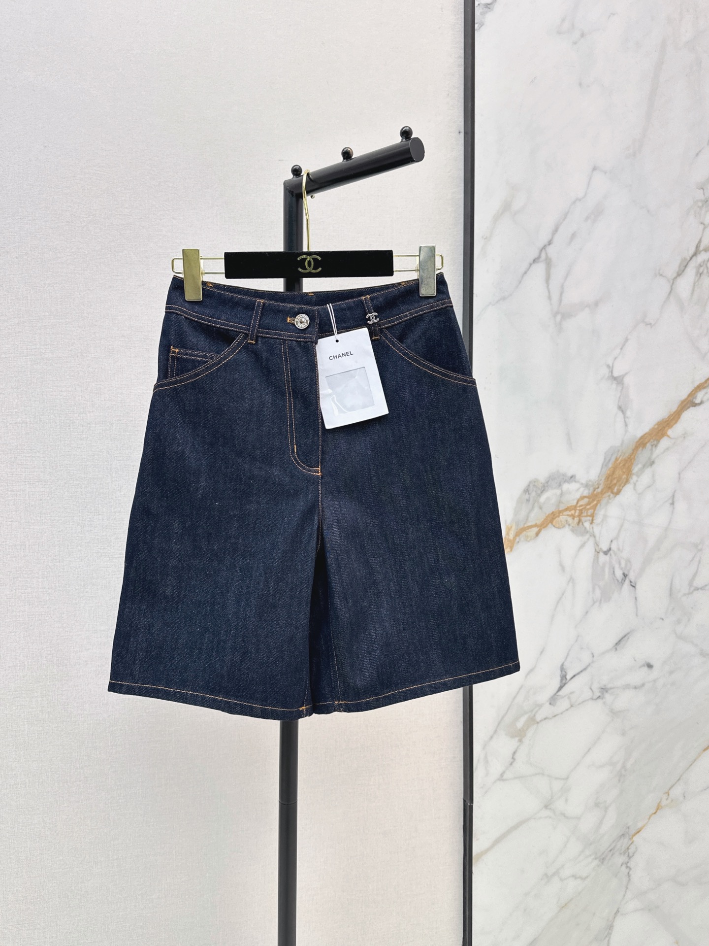 NO:944003,Classic little fragrance C Home 26Ss - the latest coco girl denim series suit for early autumn, denim shirt + three-quarter length pants, can be combined and matched at will, eye-catching, a must-have for daily use, classic double C pattern decoration, details online, made of 100% cotton denim fabric, design sense online, three-color sml,,chanel,shirts,19860909经典小香风 C家 26Ss————早秋最新款coco女孩穿搭牛仔系列套装牛仔衬衫+五分中裤 可以随意组合搭配 妥妥吸睛王 日常时必备款 经典双C图案装饰 细节在线 采用全棉牛仔面料 设计感在线 三色sml,,chanel,shirts,,Women's clothing